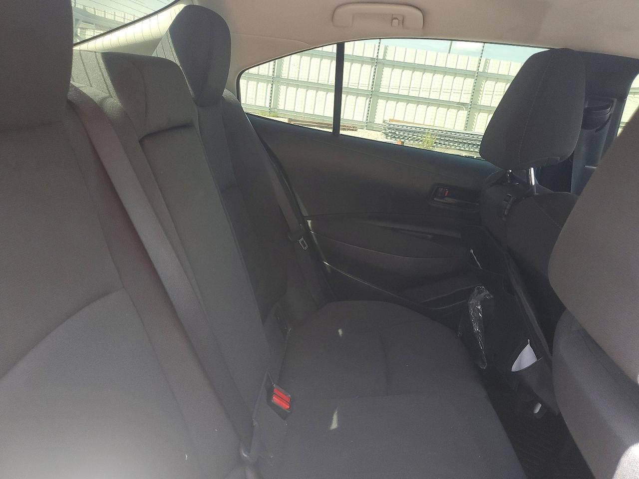 2022 Toyota Corolla Le Silver vin: JTDEPMAE3N3023944