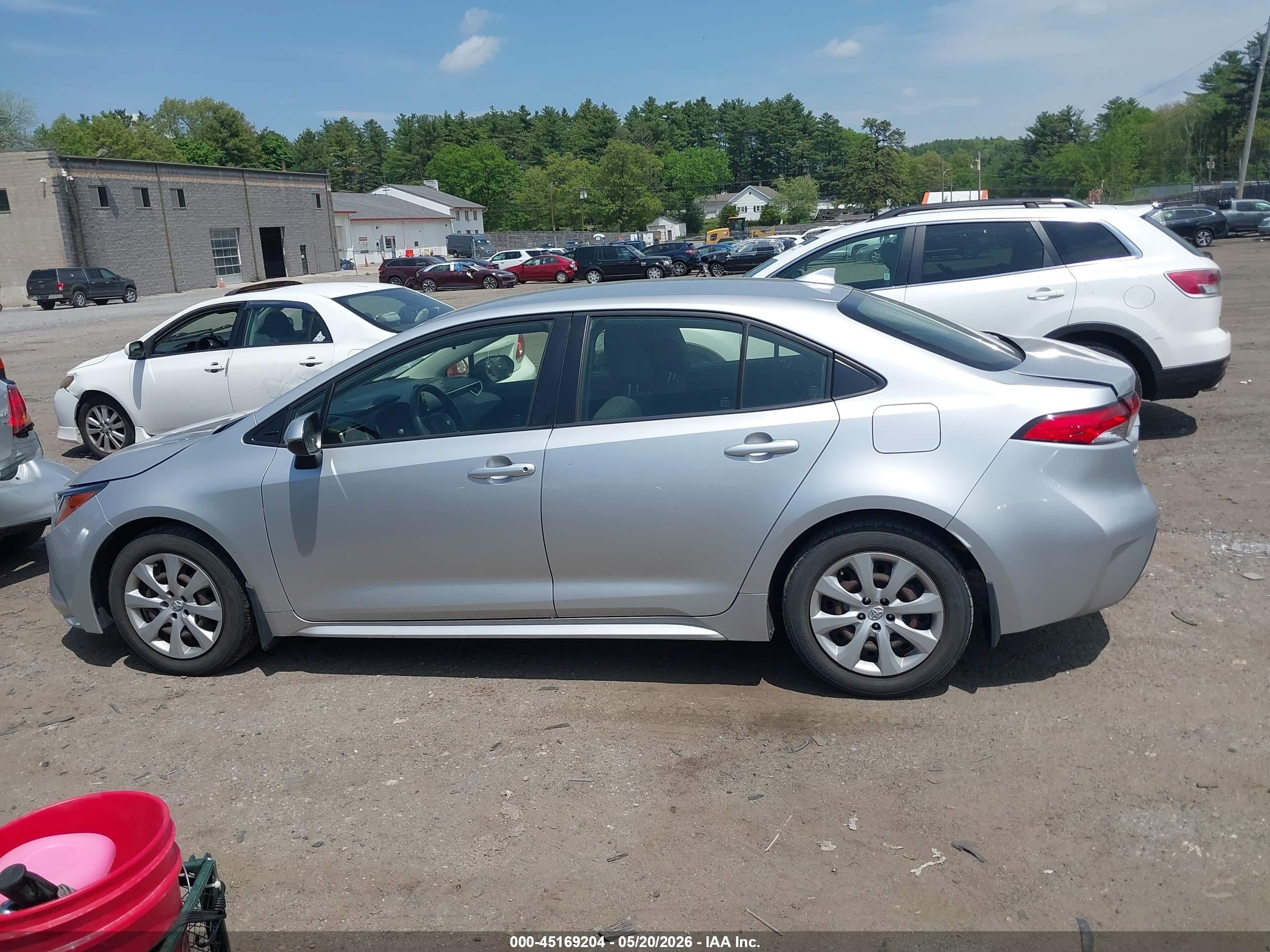 2022 Toyota Corolla Le Silver vin: JTDEPMAE3NJ200777