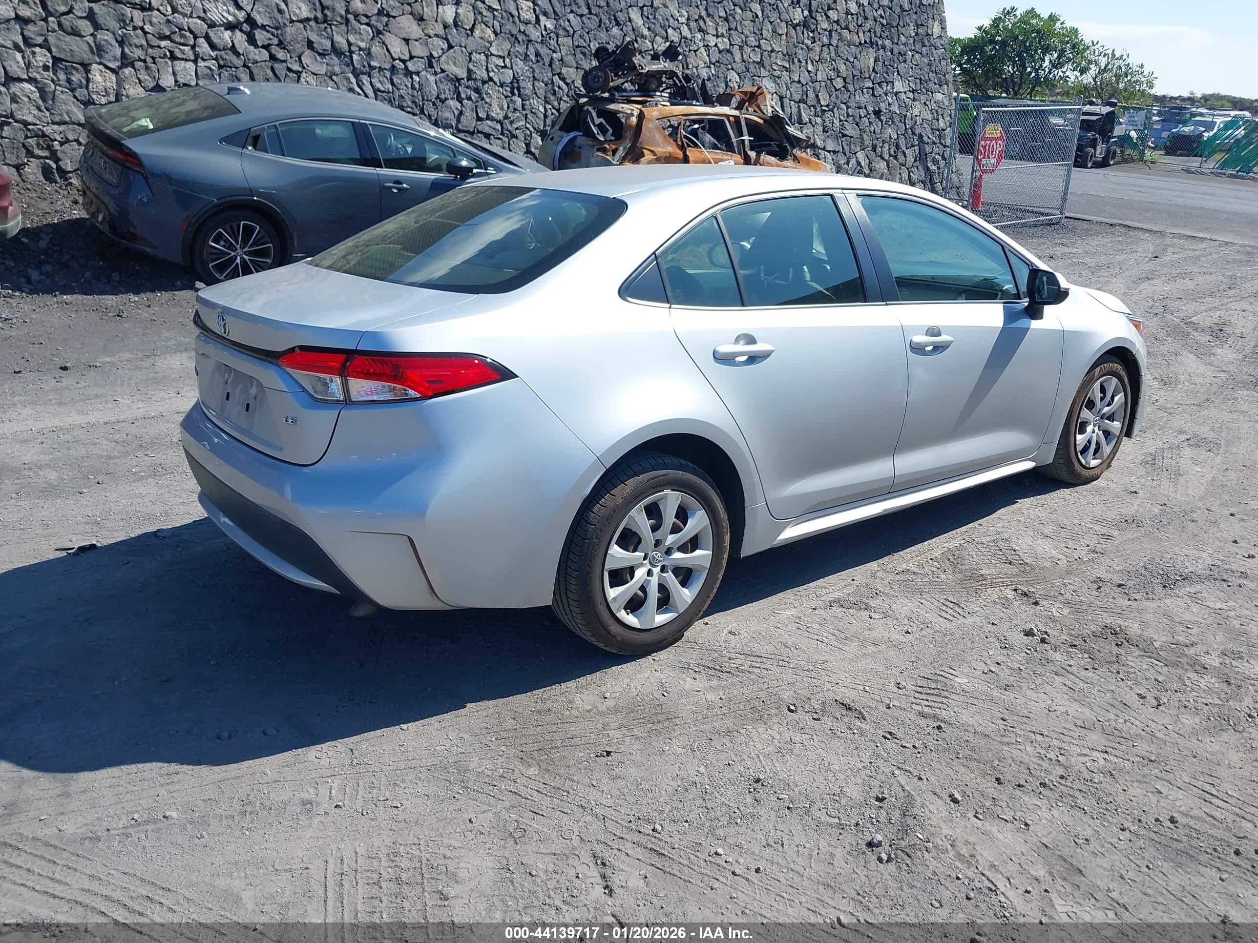 2022 Toyota Corolla Le Silver vin: JTDEPMAE3NJ227073