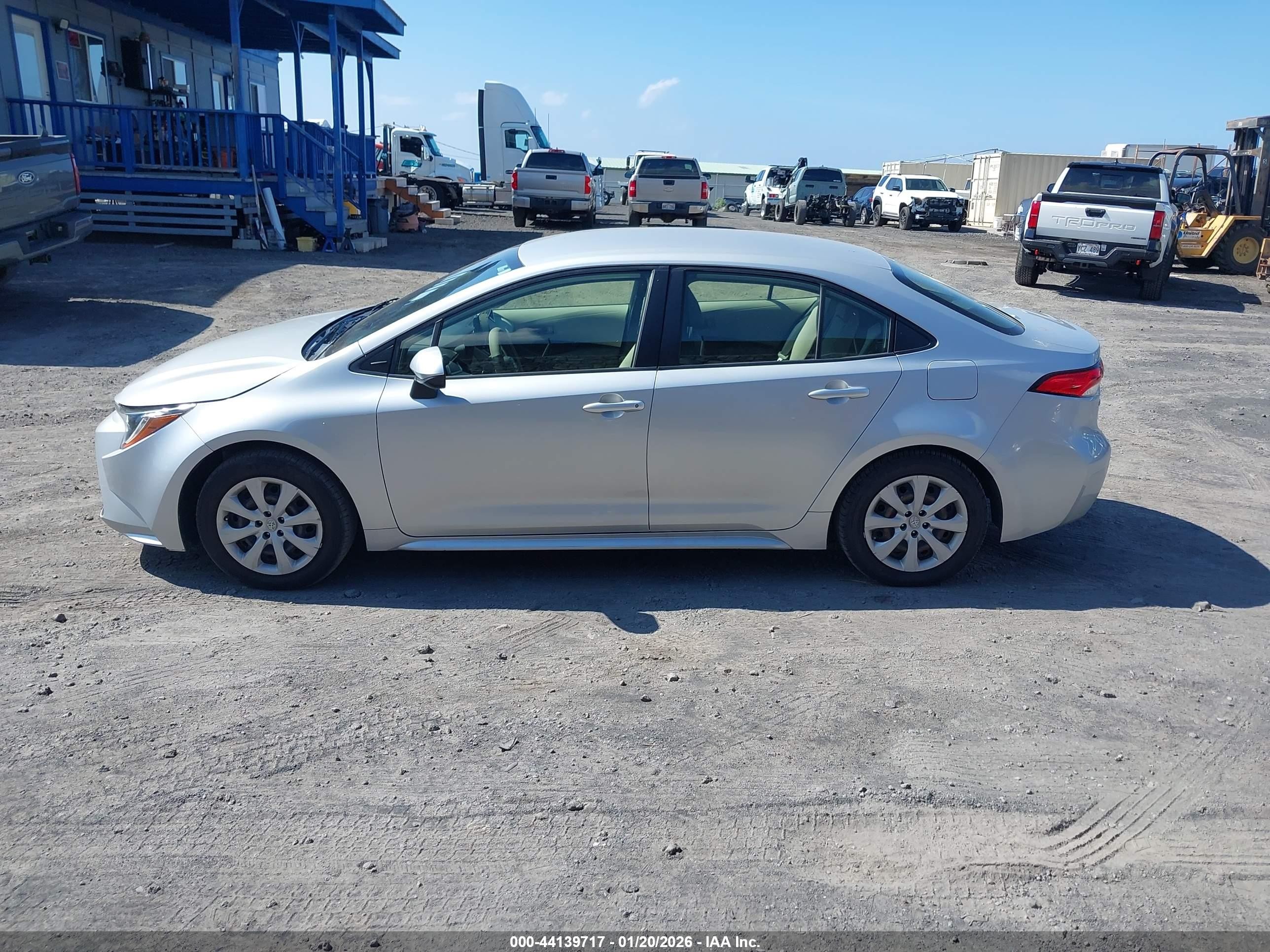 2022 Toyota Corolla Le Silver vin: JTDEPMAE3NJ227073