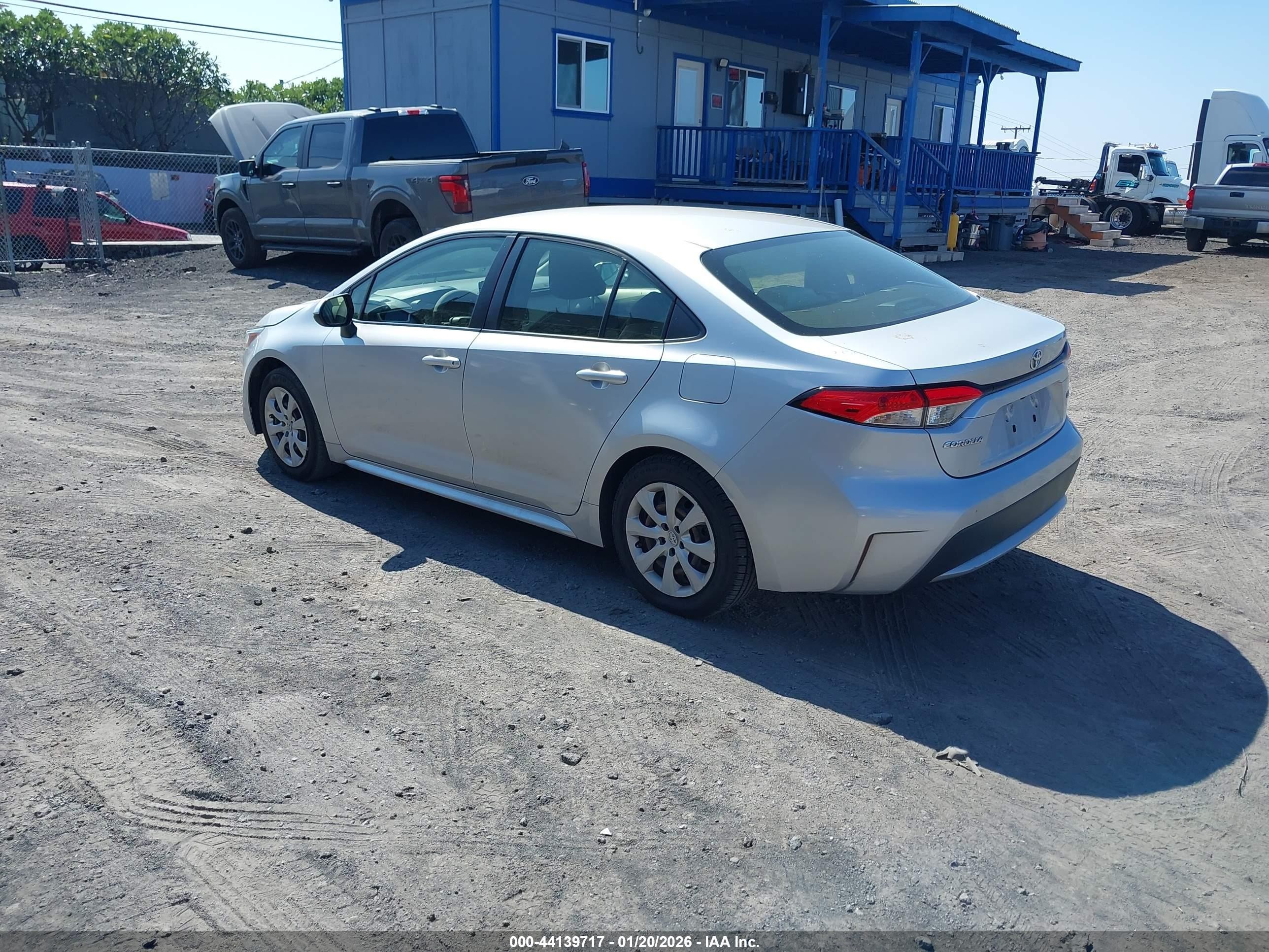 2022 Toyota Corolla Le Silver vin: JTDEPMAE3NJ227073