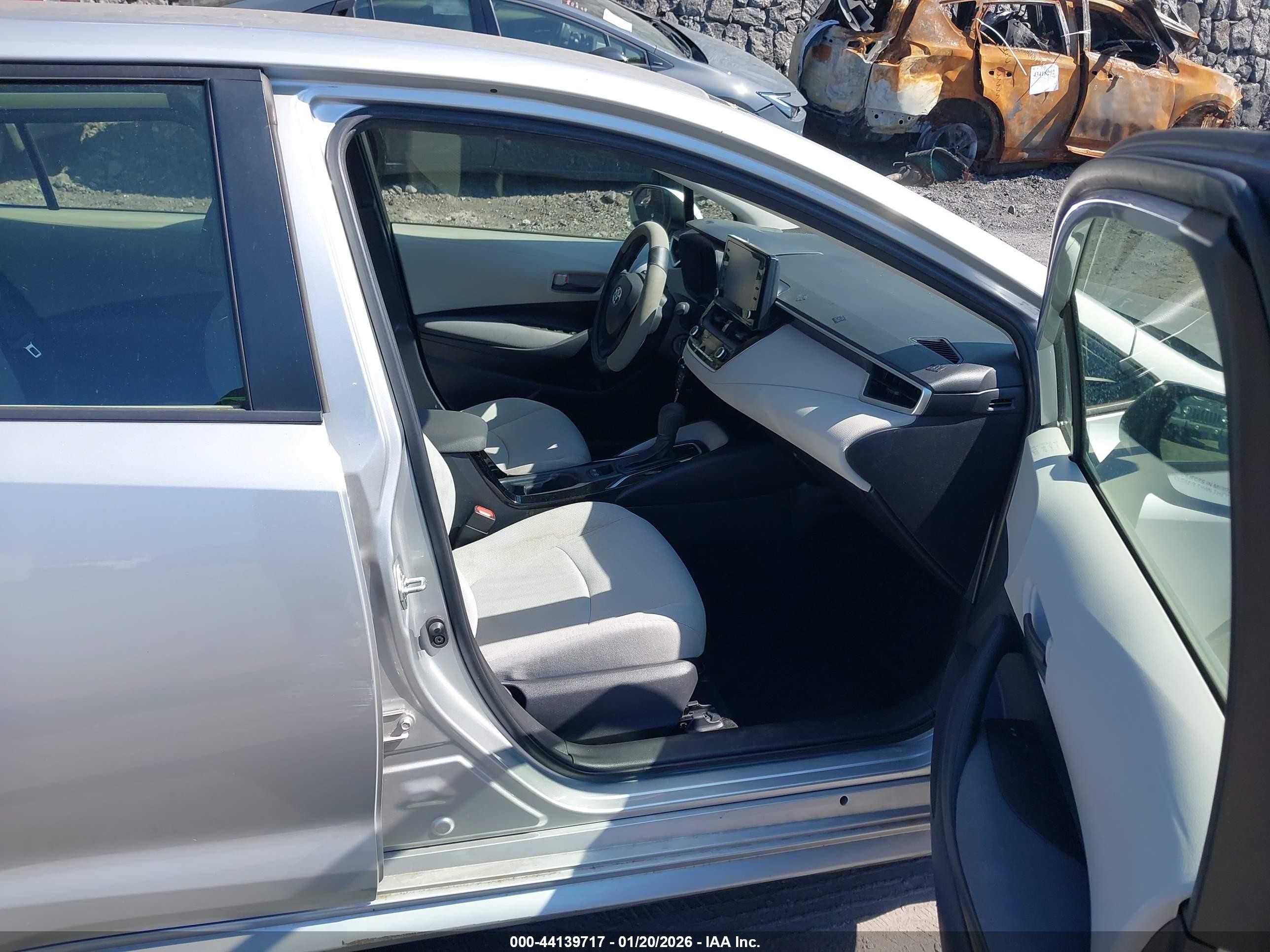 2022 Toyota Corolla Le Silver vin: JTDEPMAE3NJ227073