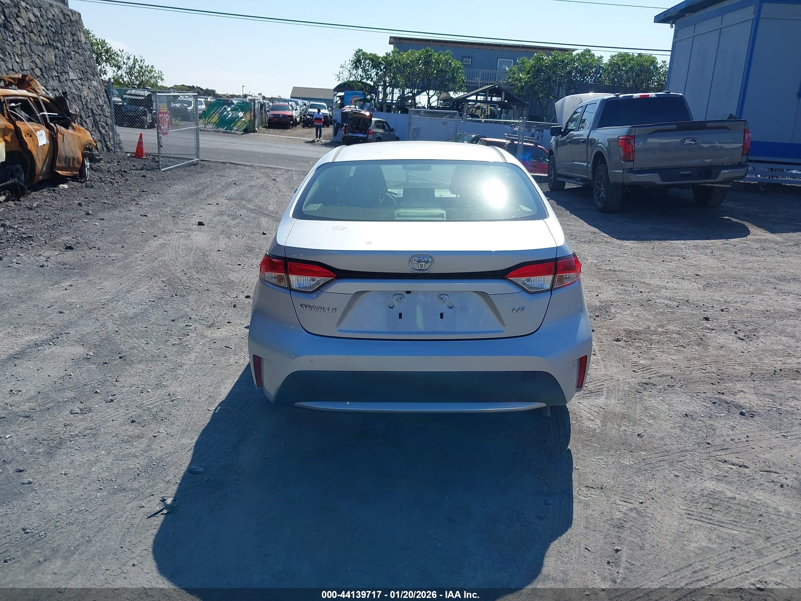 2022 Toyota Corolla Le Silver vin: JTDEPMAE3NJ227073