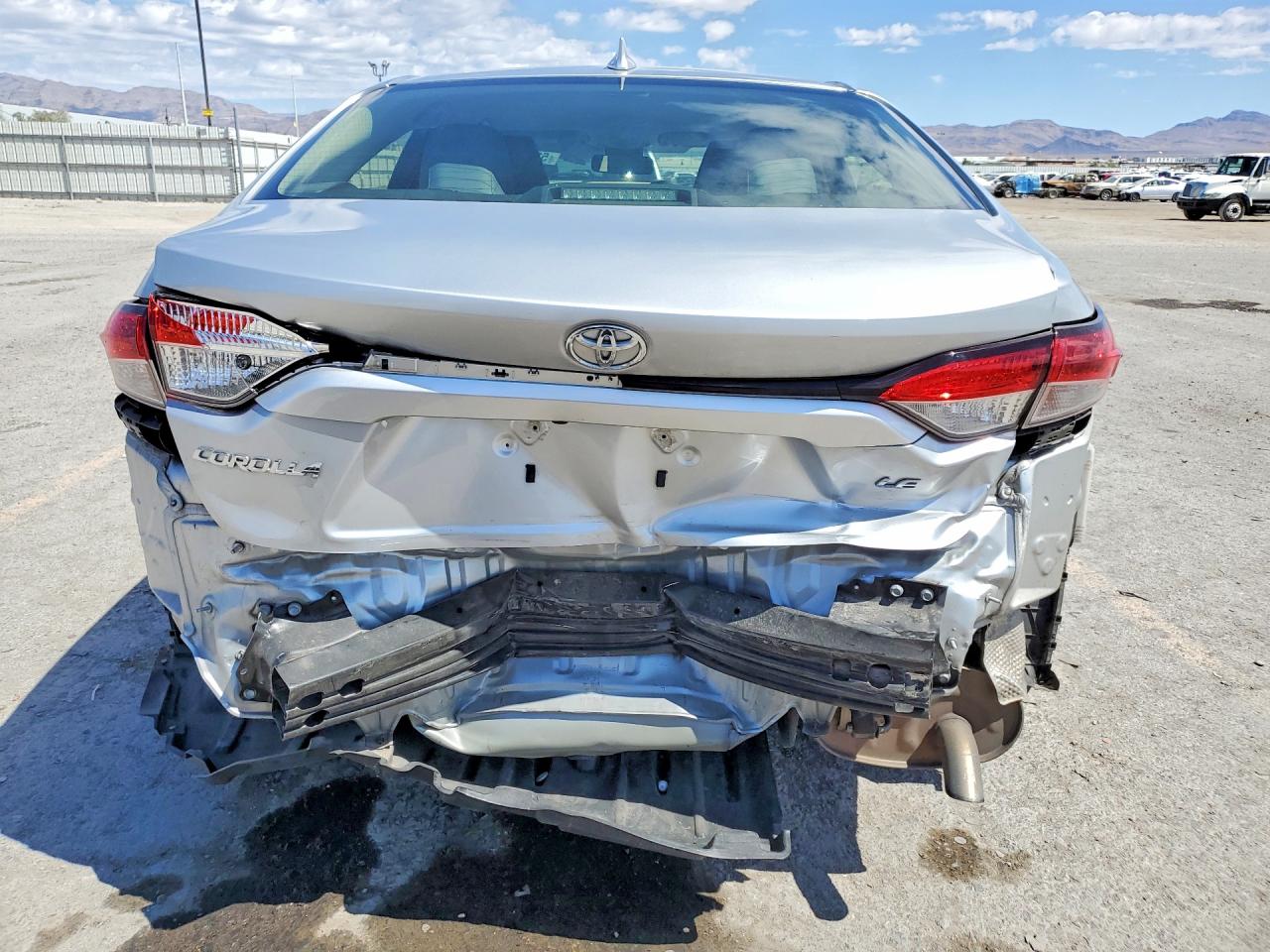 2021 Toyota Corolla Le Silver vin: JTDEPMAE4MJ136960