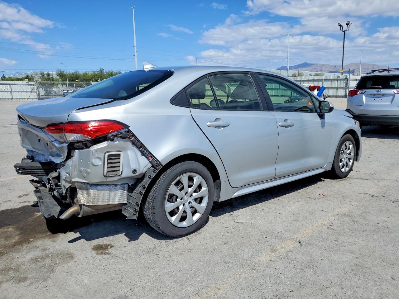 2021 Toyota Corolla Le Silver vin: JTDEPMAE4MJ136960