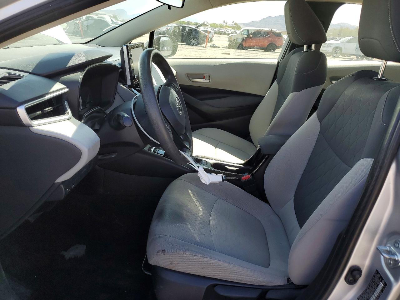2021 Toyota Corolla Le Silver vin: JTDEPMAE4MJ136960