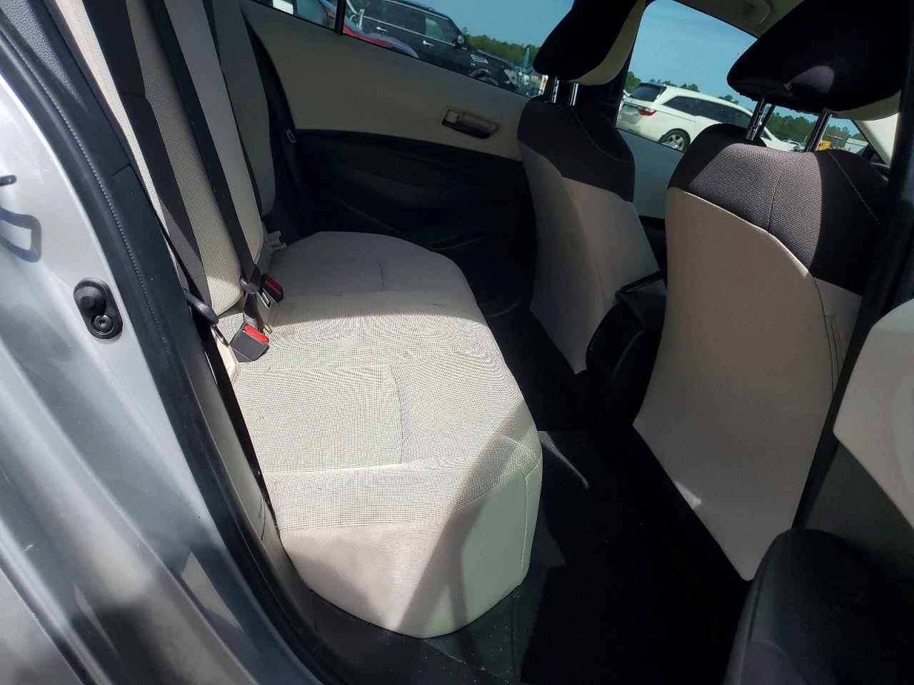 2022 Toyota Corolla Le Silver vin: JTDEPMAE5NJ203552