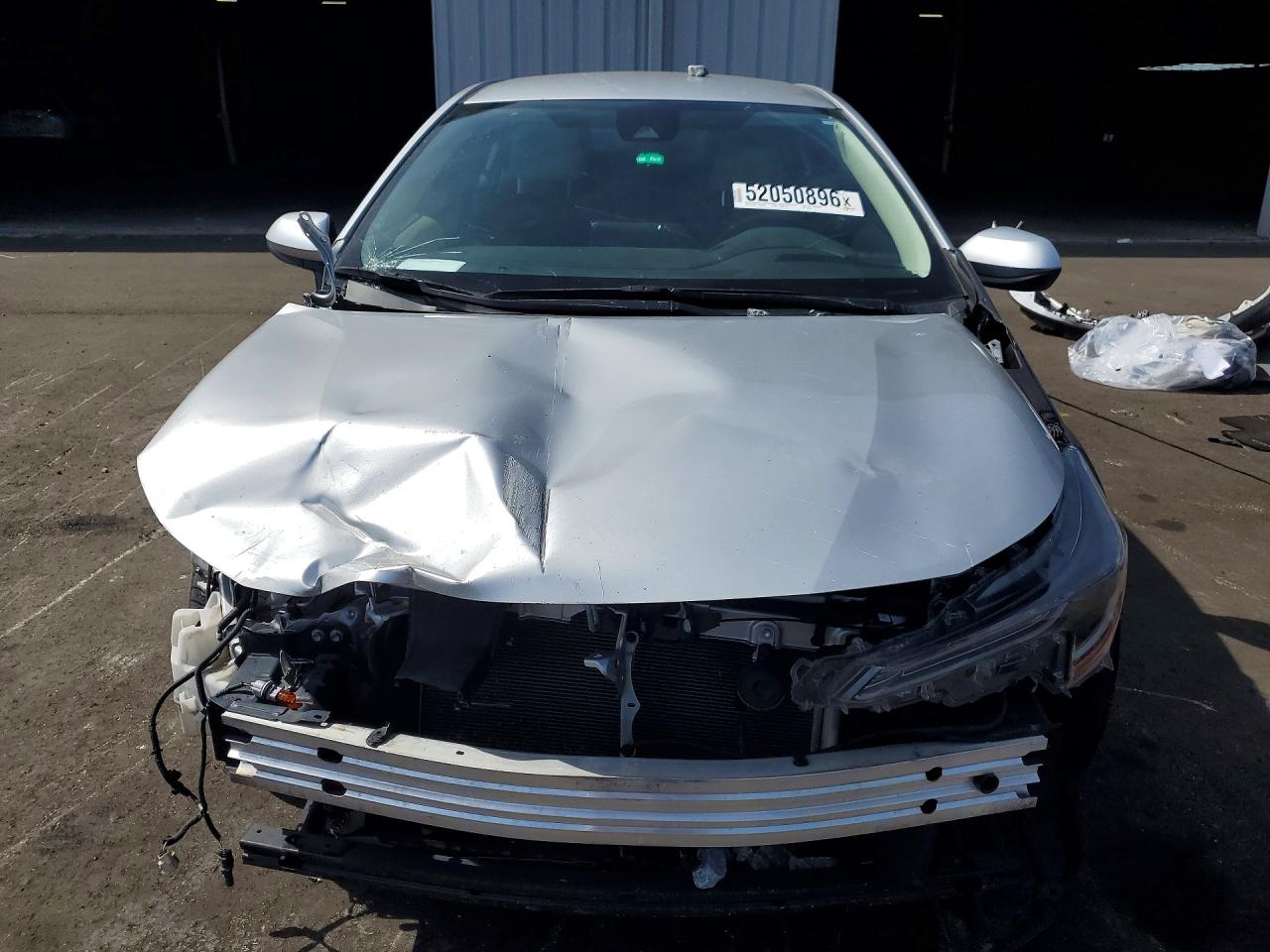 2022 Toyota Corolla Le Silver vin: JTDEPMAE5NJ203552