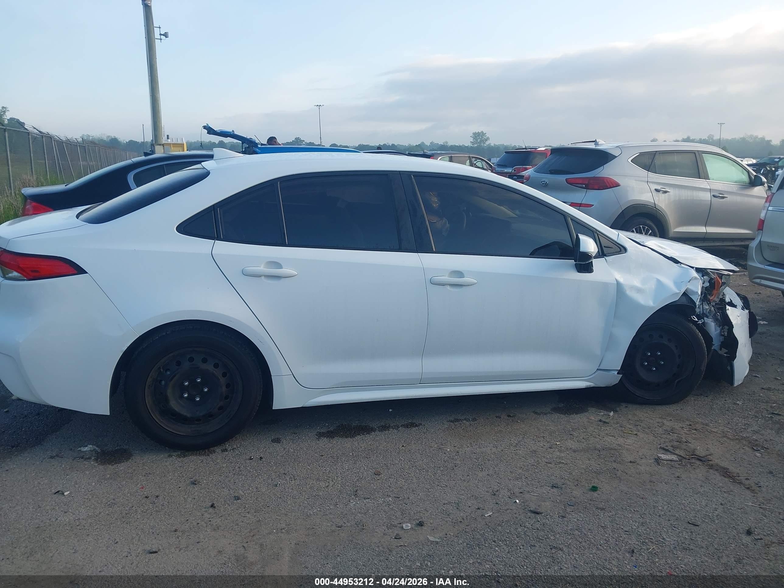 2022 Toyota Corolla Le White vin: JTDEPMAE6NJ203415