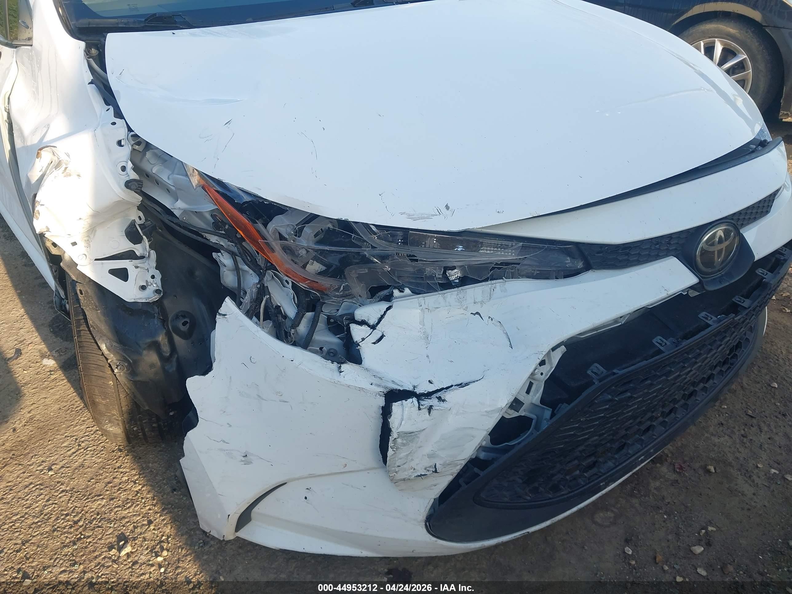 2022 Toyota Corolla Le White vin: JTDEPMAE6NJ203415