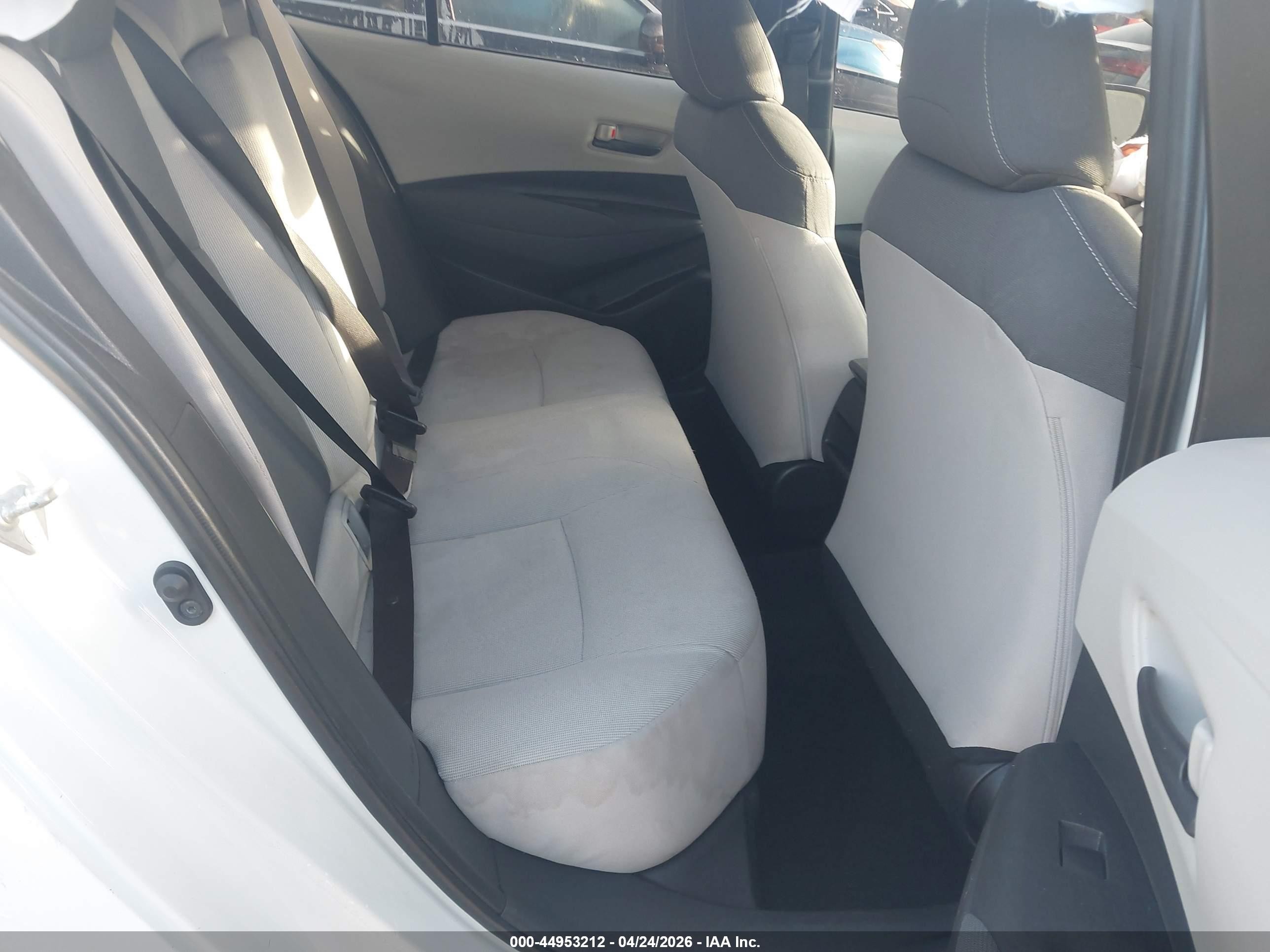 2022 Toyota Corolla Le White vin: JTDEPMAE6NJ203415