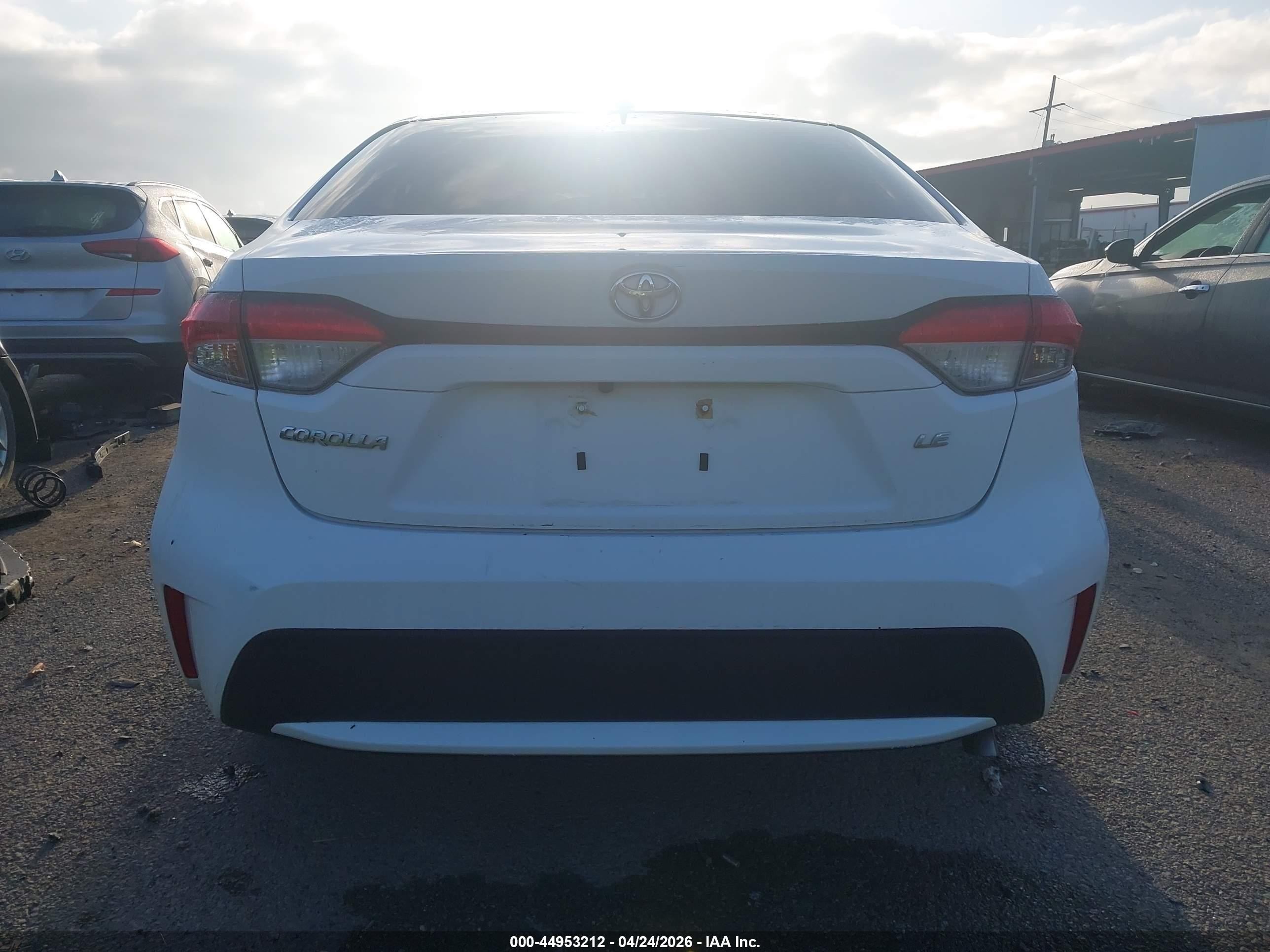 2022 Toyota Corolla Le White vin: JTDEPMAE6NJ203415