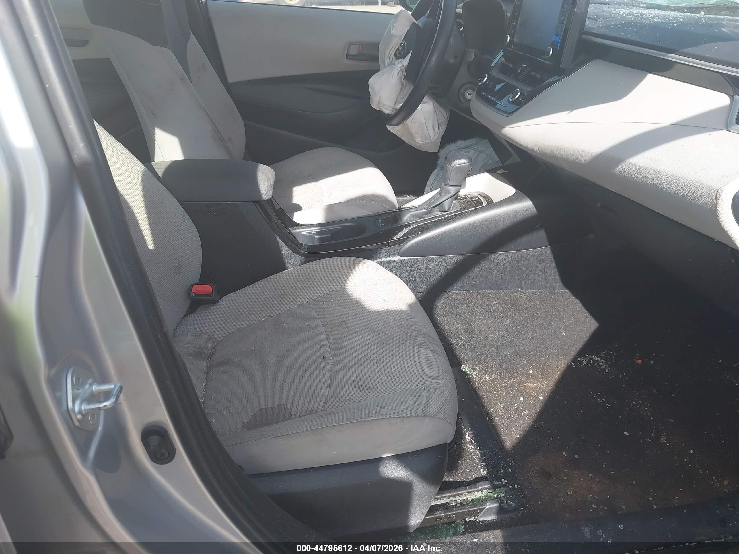 2022 Toyota Corolla Le Серебряный vin: JTDEPMAE7NJ194451
