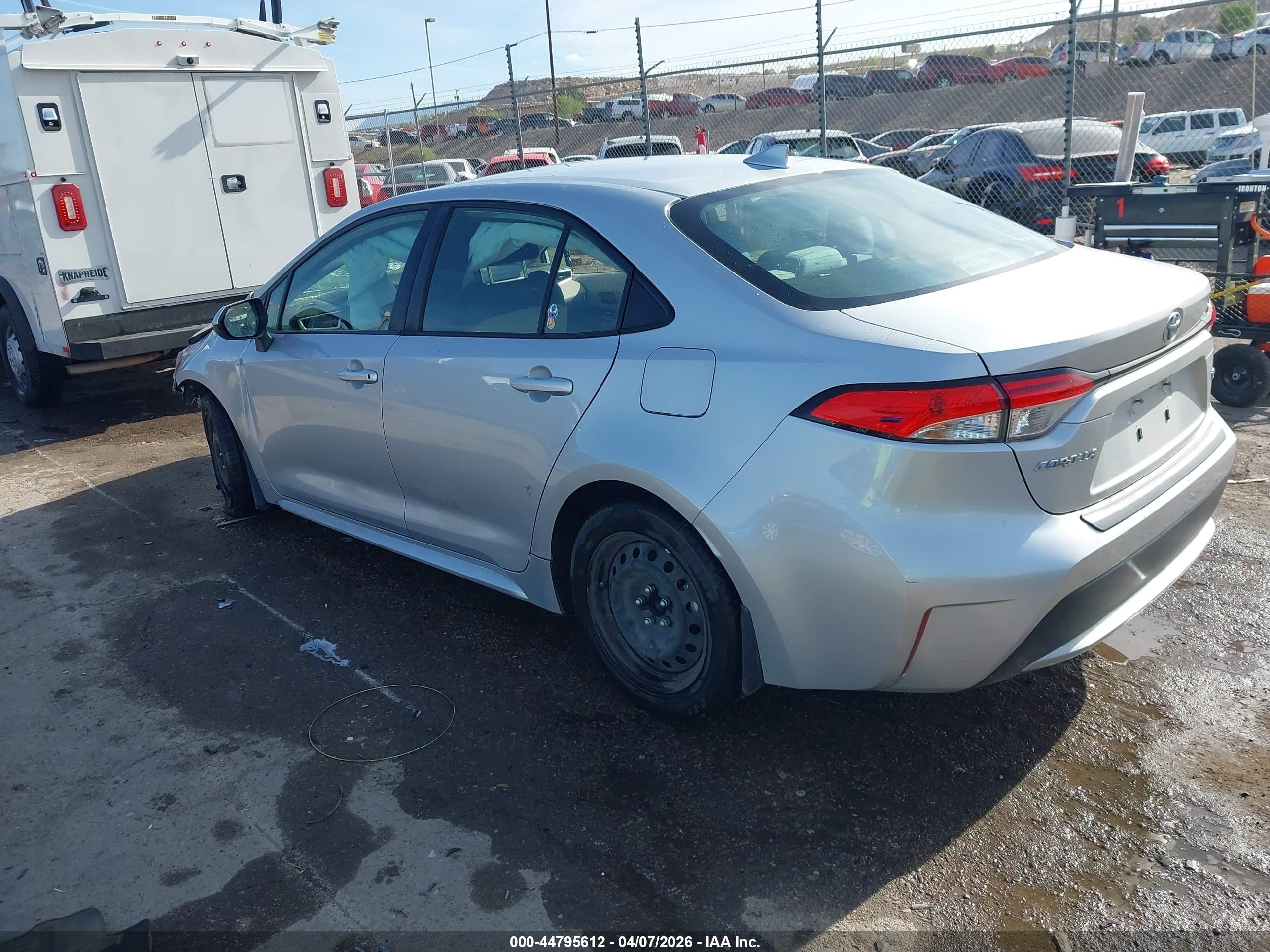 2022 Toyota Corolla Le Серебряный vin: JTDEPMAE7NJ194451