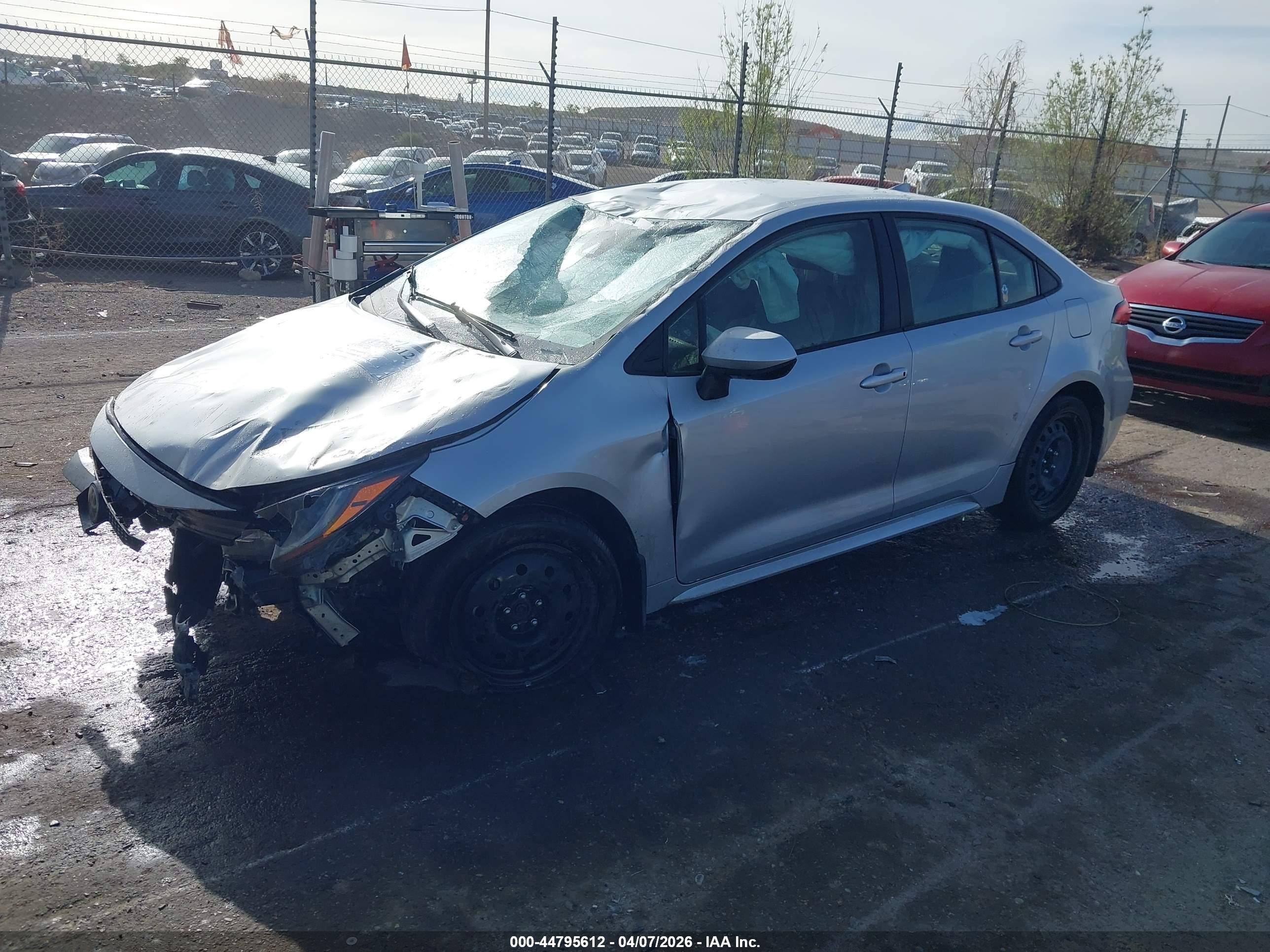 2022 Toyota Corolla Le Серебряный vin: JTDEPMAE7NJ194451