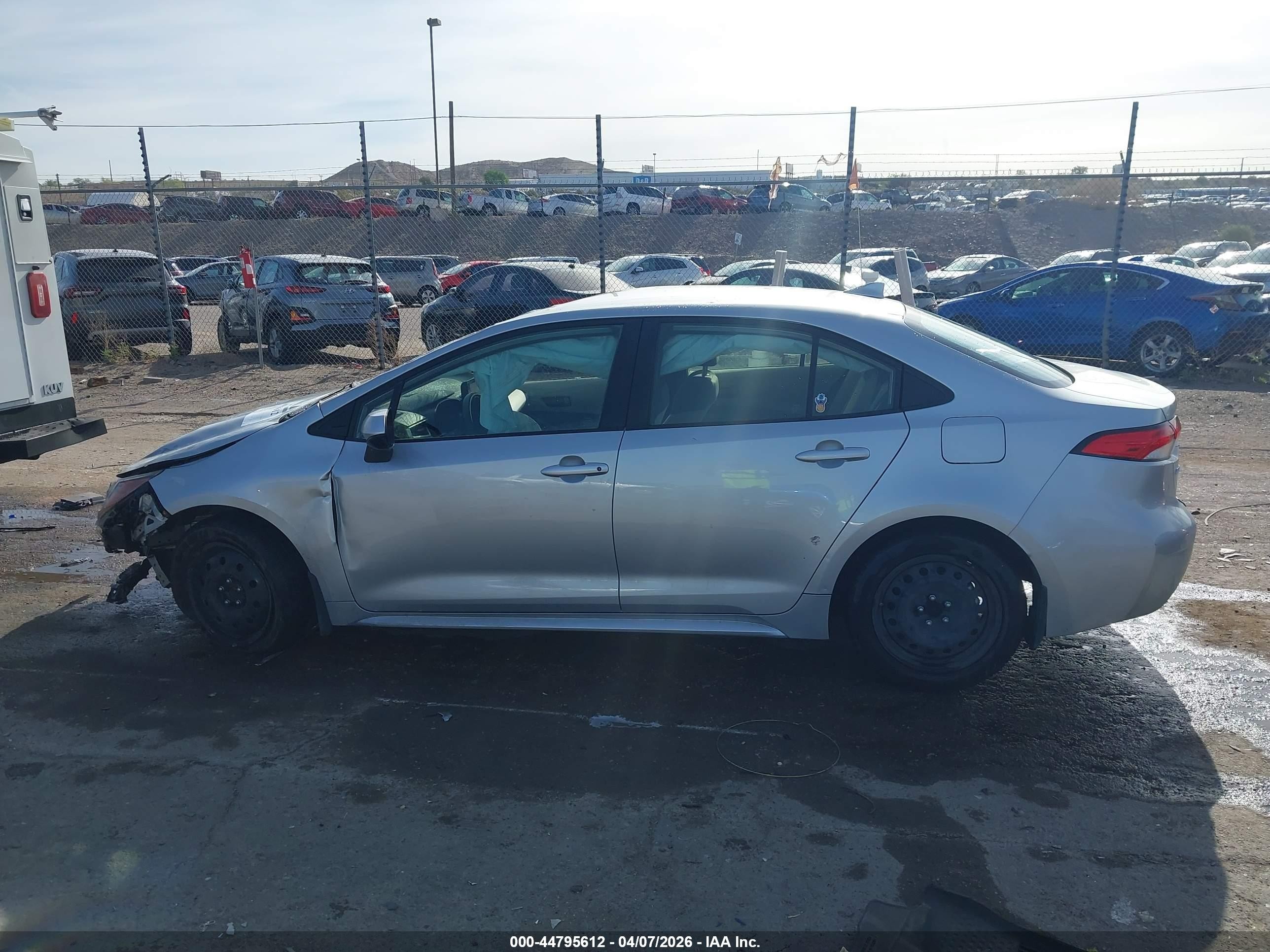 2022 Toyota Corolla Le Серебряный vin: JTDEPMAE7NJ194451