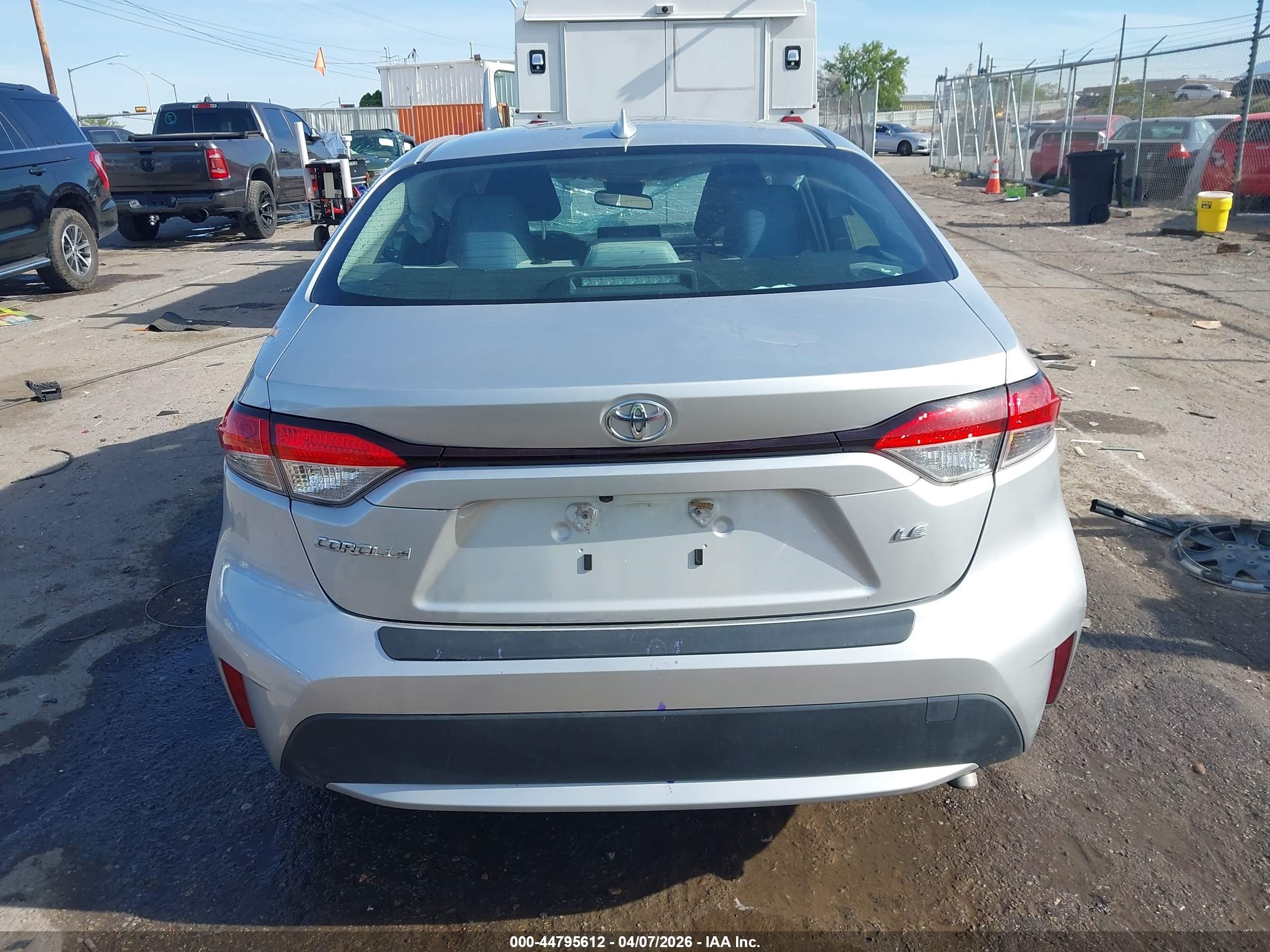 2022 Toyota Corolla Le Серебряный vin: JTDEPMAE7NJ194451