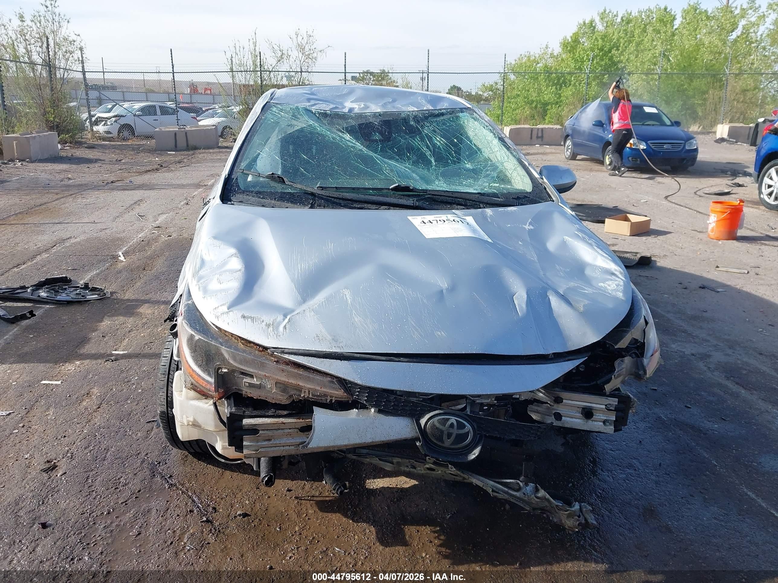 2022 Toyota Corolla Le Серебряный vin: JTDEPMAE7NJ194451