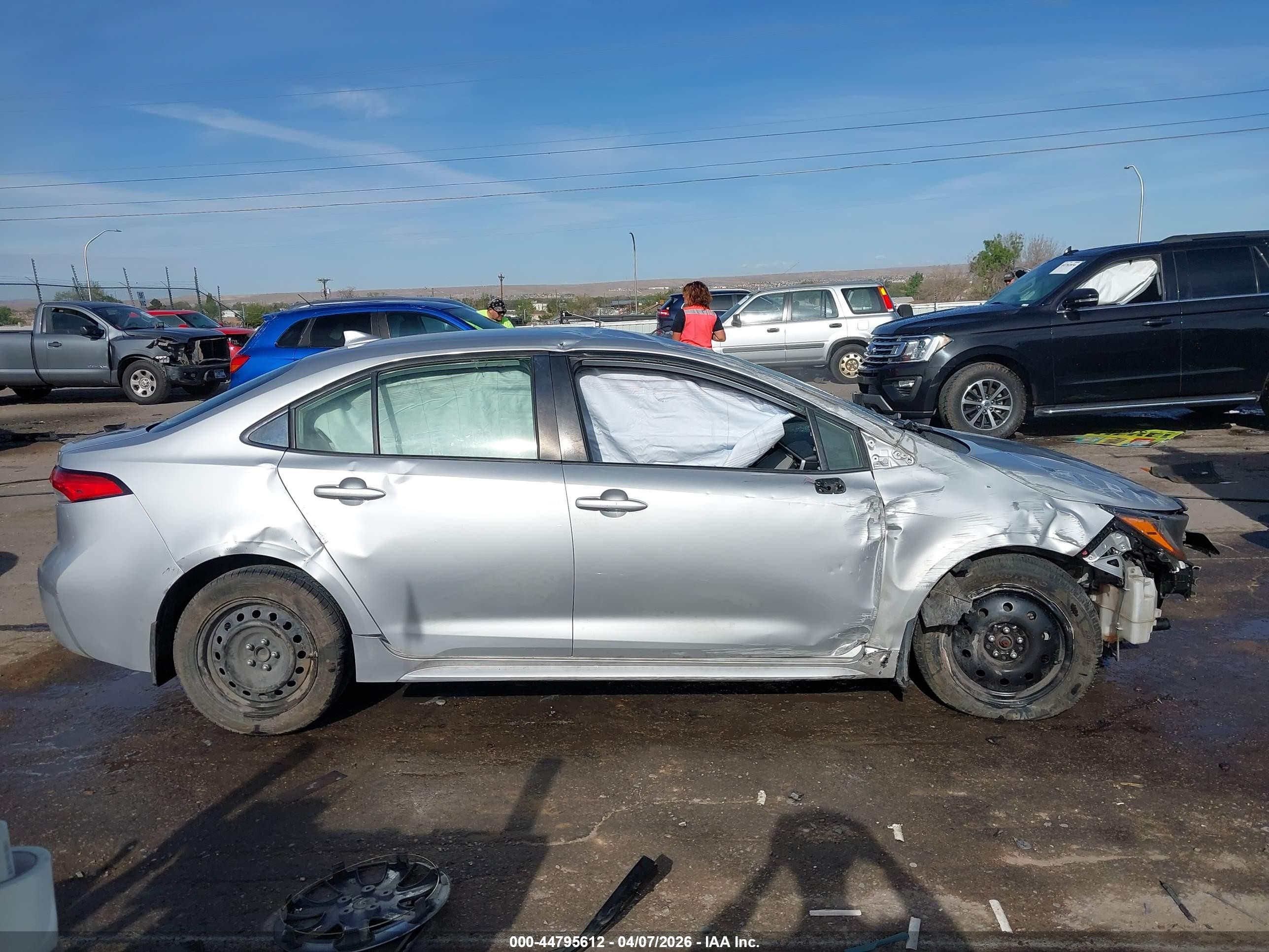 2022 Toyota Corolla Le Серебряный vin: JTDEPMAE7NJ194451