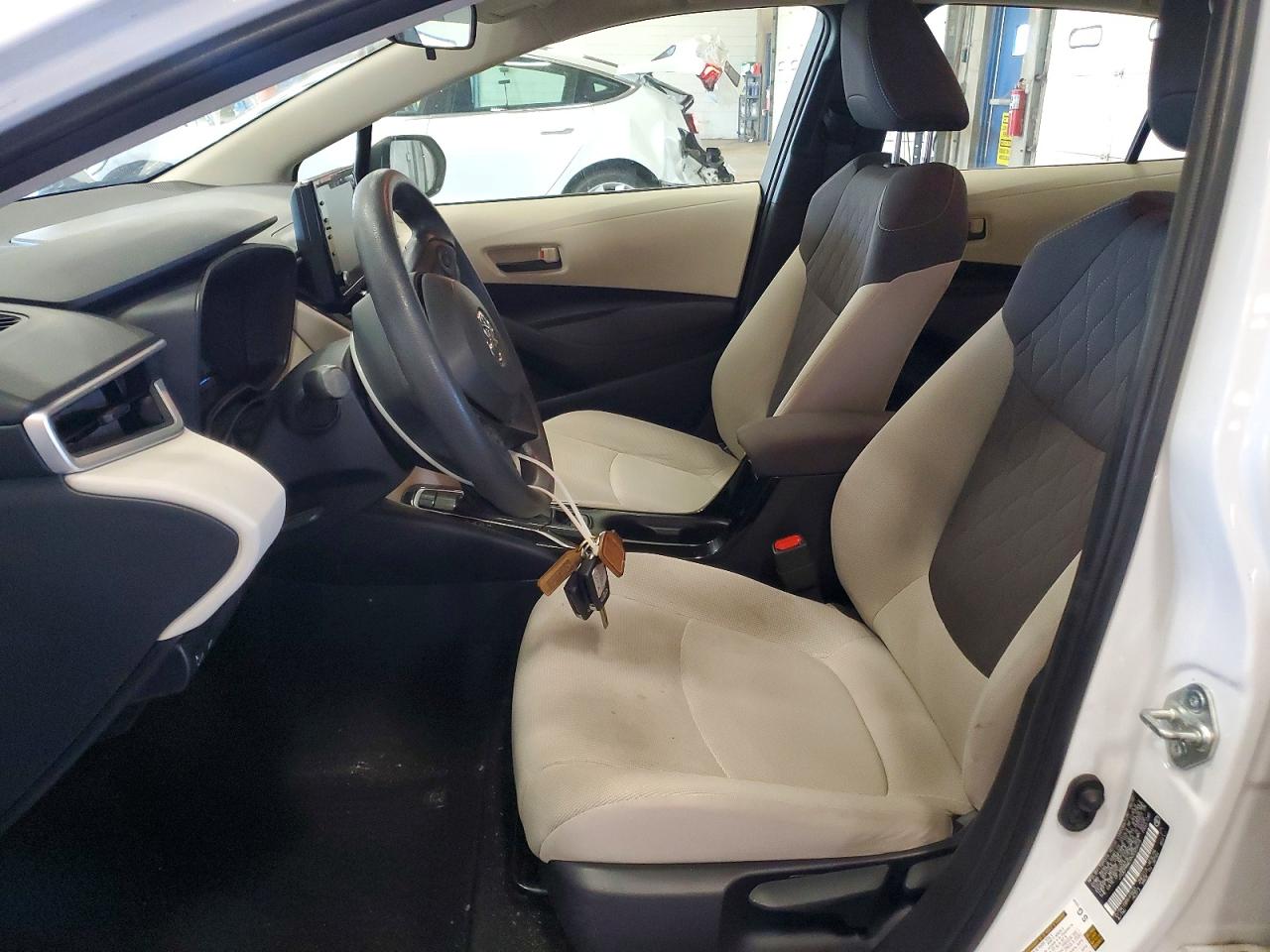 2022 Toyota Corolla Le White vin: JTDEPMAEXN3025674