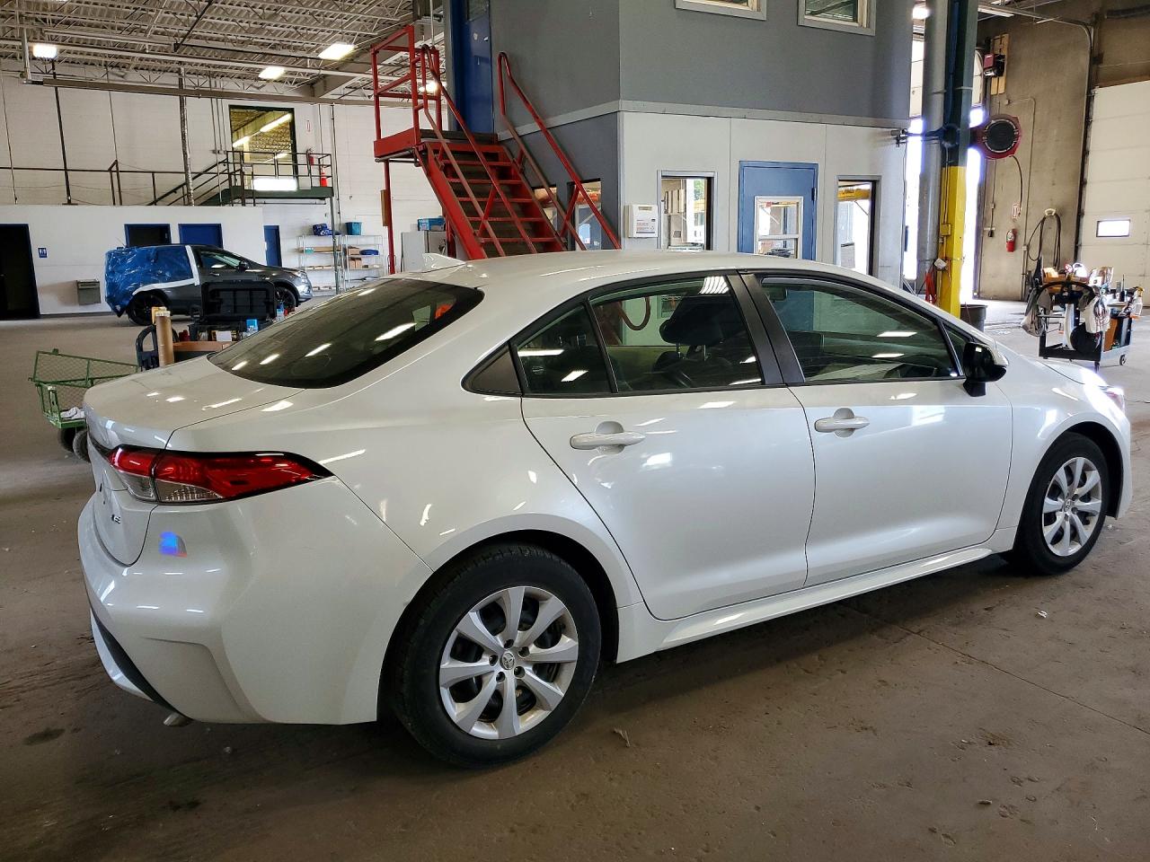 2022 Toyota Corolla Le White vin: JTDEPMAEXN3025674