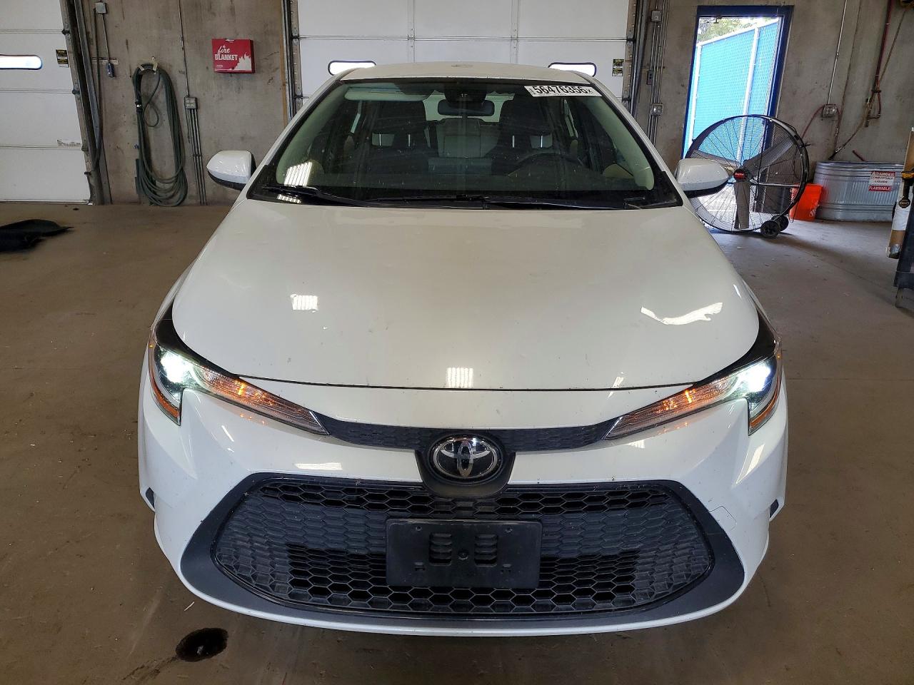 2022 Toyota Corolla Le White vin: JTDEPMAEXN3025674