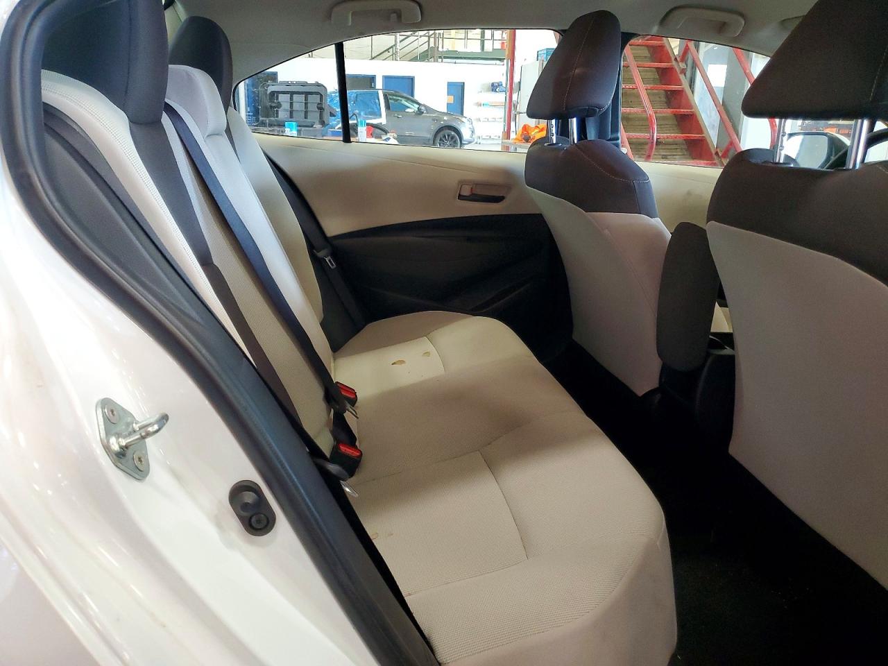 2022 Toyota Corolla Le White vin: JTDEPMAEXN3025674