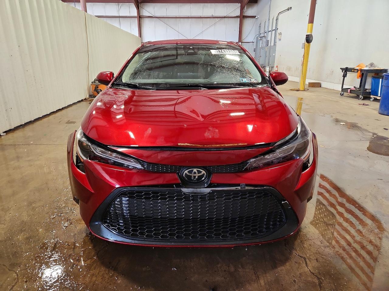 2022 Toyota Corolla Le Red vin: JTDEPMAEXNJ215275