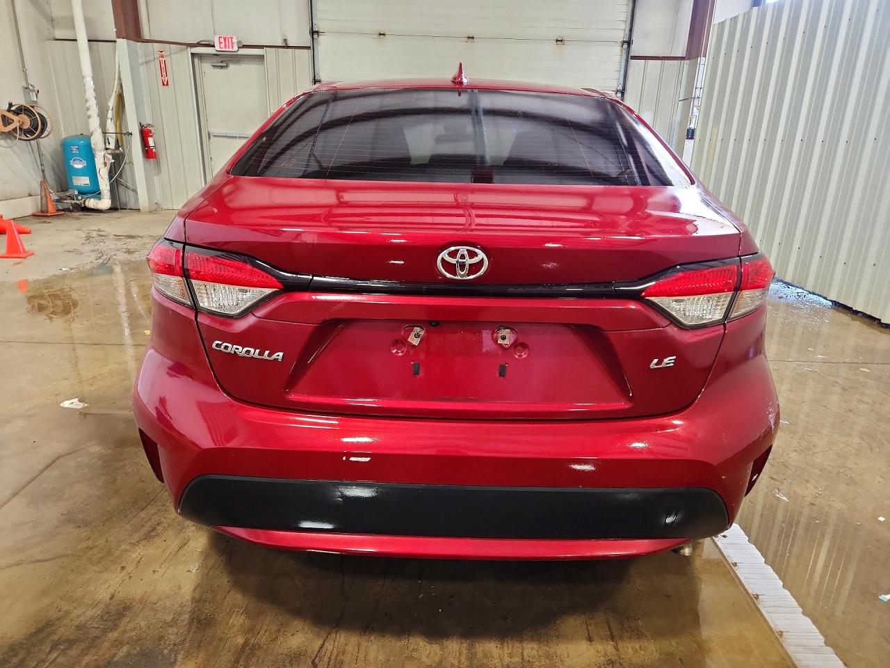 2022 Toyota Corolla Le Red vin: JTDEPMAEXNJ215275