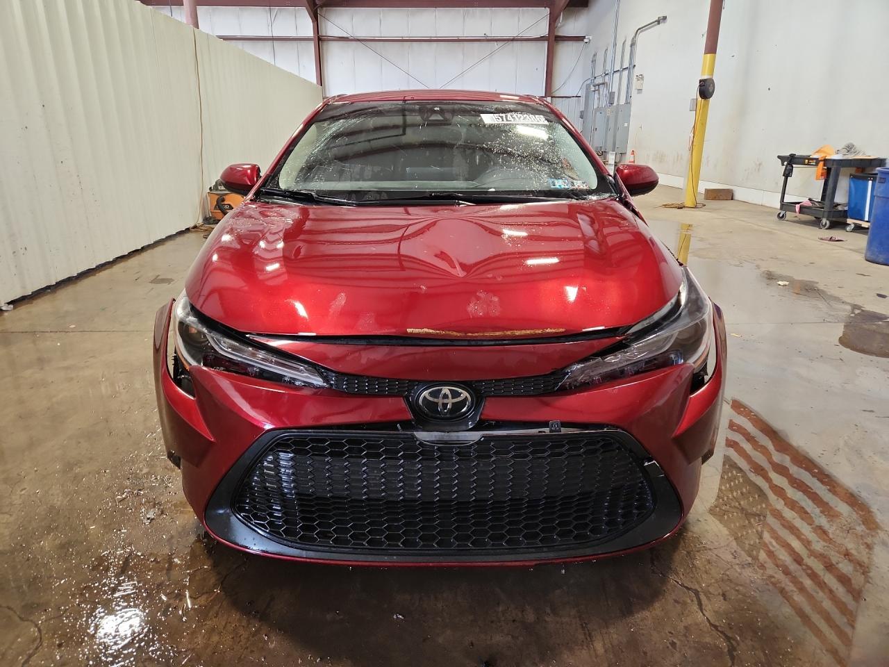2022 Toyota Corolla Le Red vin: JTDEPMAEXNJ215275 Damage: Grille, Broken, Replacement Required