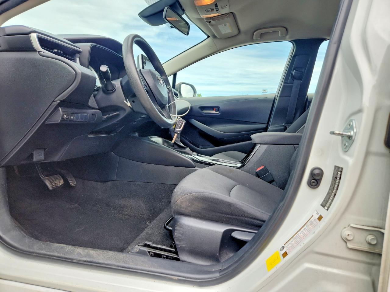 2020 Toyota Corolla Le White vin: JTDEPRAE1LJ028002