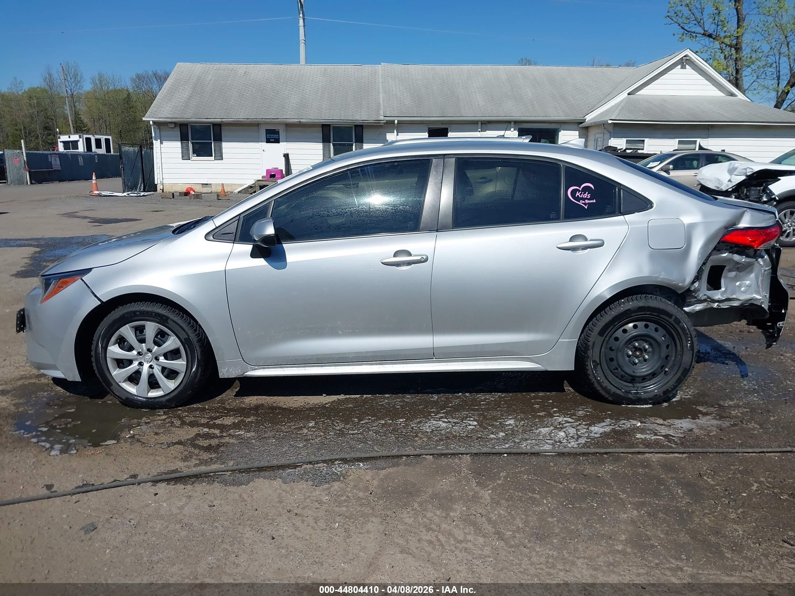 2020 Toyota Corolla Le Silver vin: JTDEPRAE6LJ097574