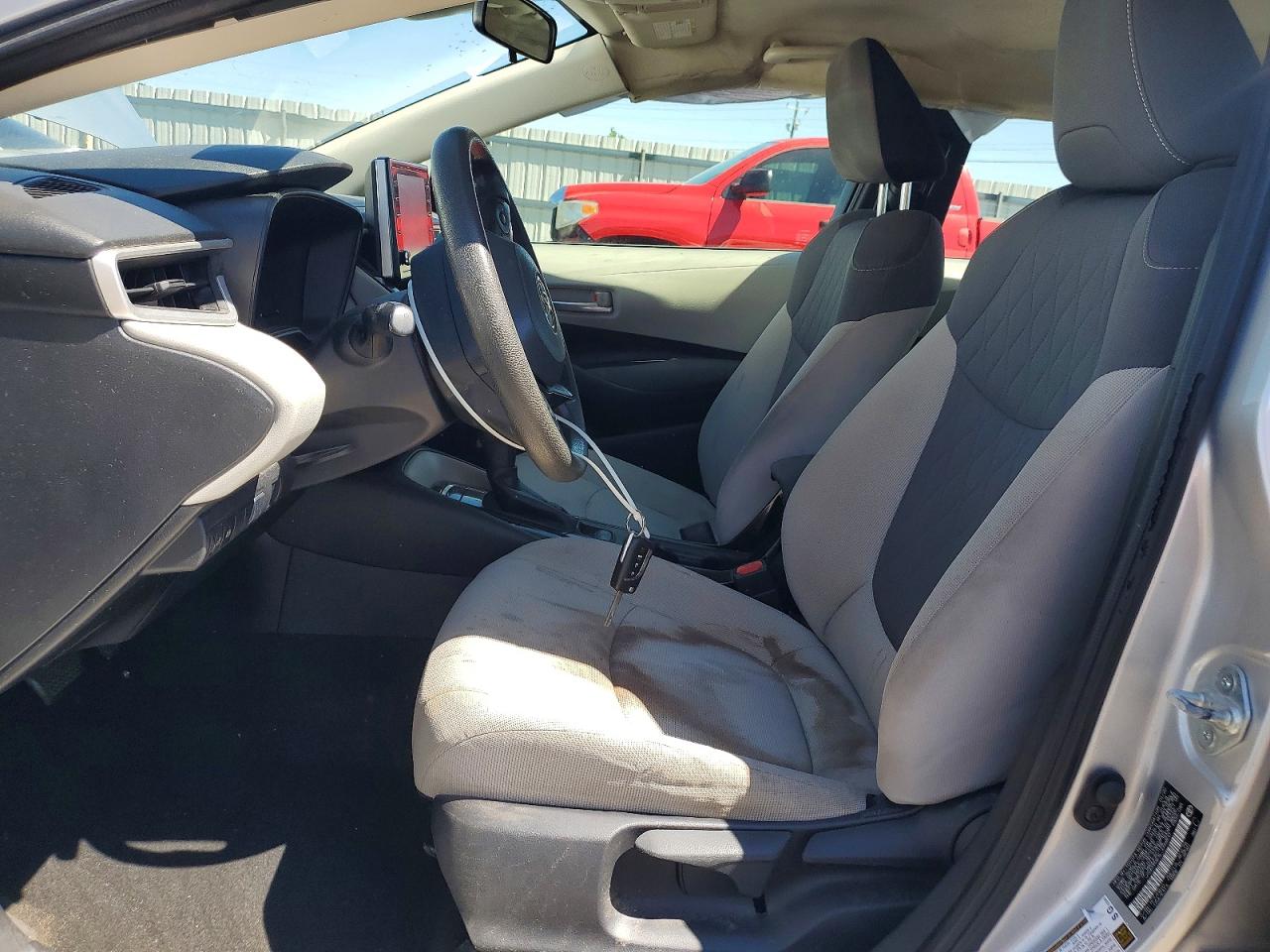 2020 Toyota Corolla Le Silver vin: JTDEPRAEXLJ099800