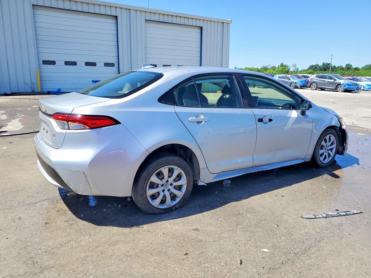 2020 Toyota Corolla Le Silver vin: JTDEPRAEXLJ099800