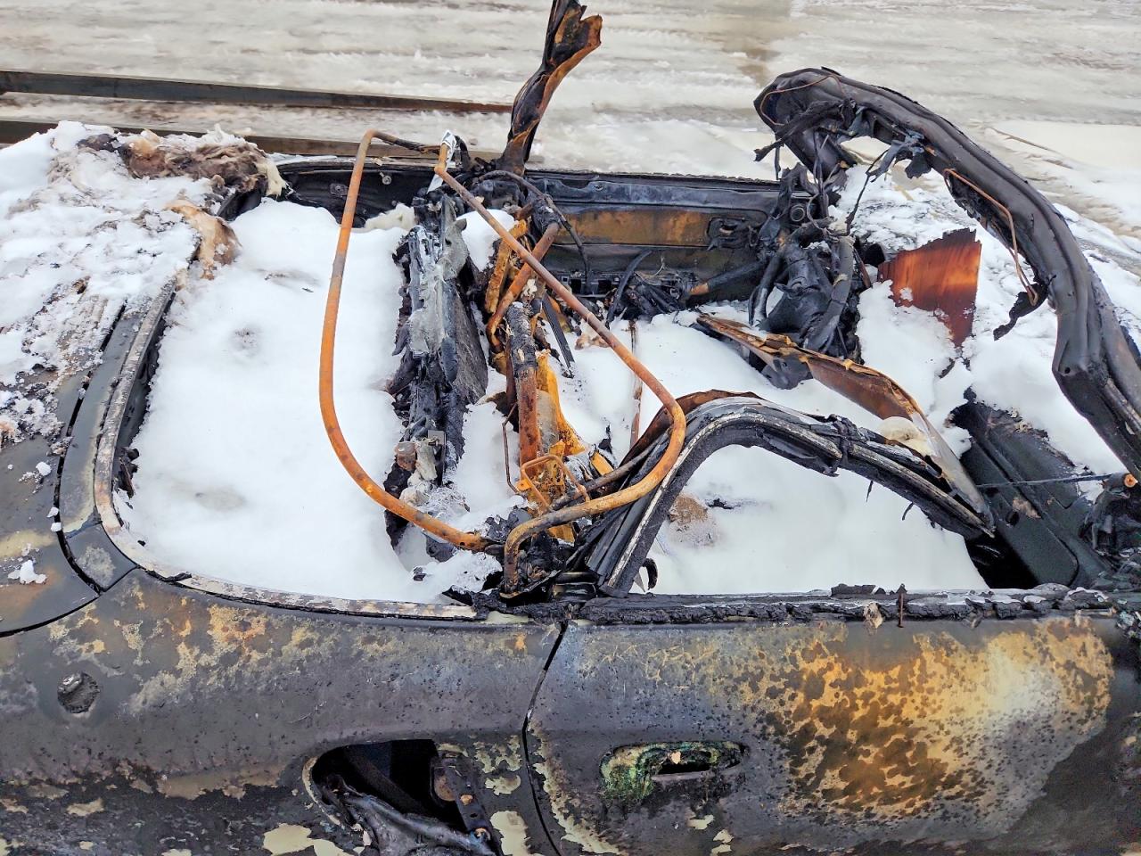 2004 Toyota Mr2 Spyder Burn vin: JTDFR320X40067001