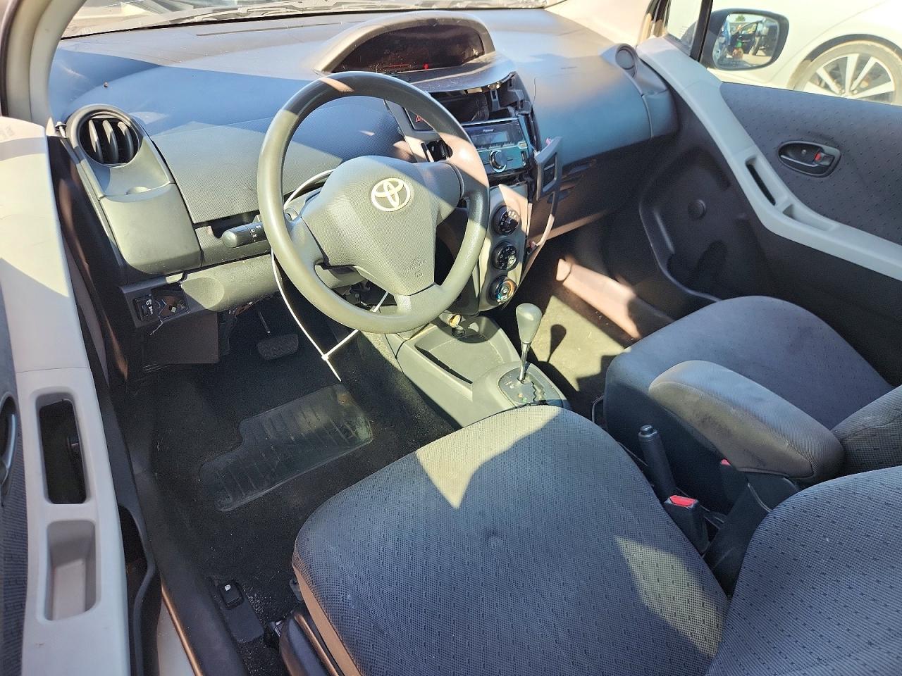 2010 Toyota Yaris Base Серебряный vin: JTDJT4K31A5285239