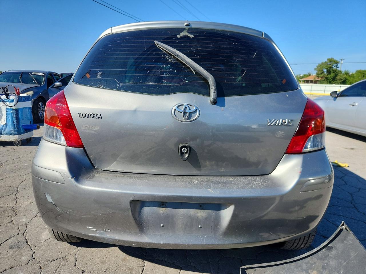 2010 Toyota Yaris Base Серебряный vin: JTDJT4K31A5285239