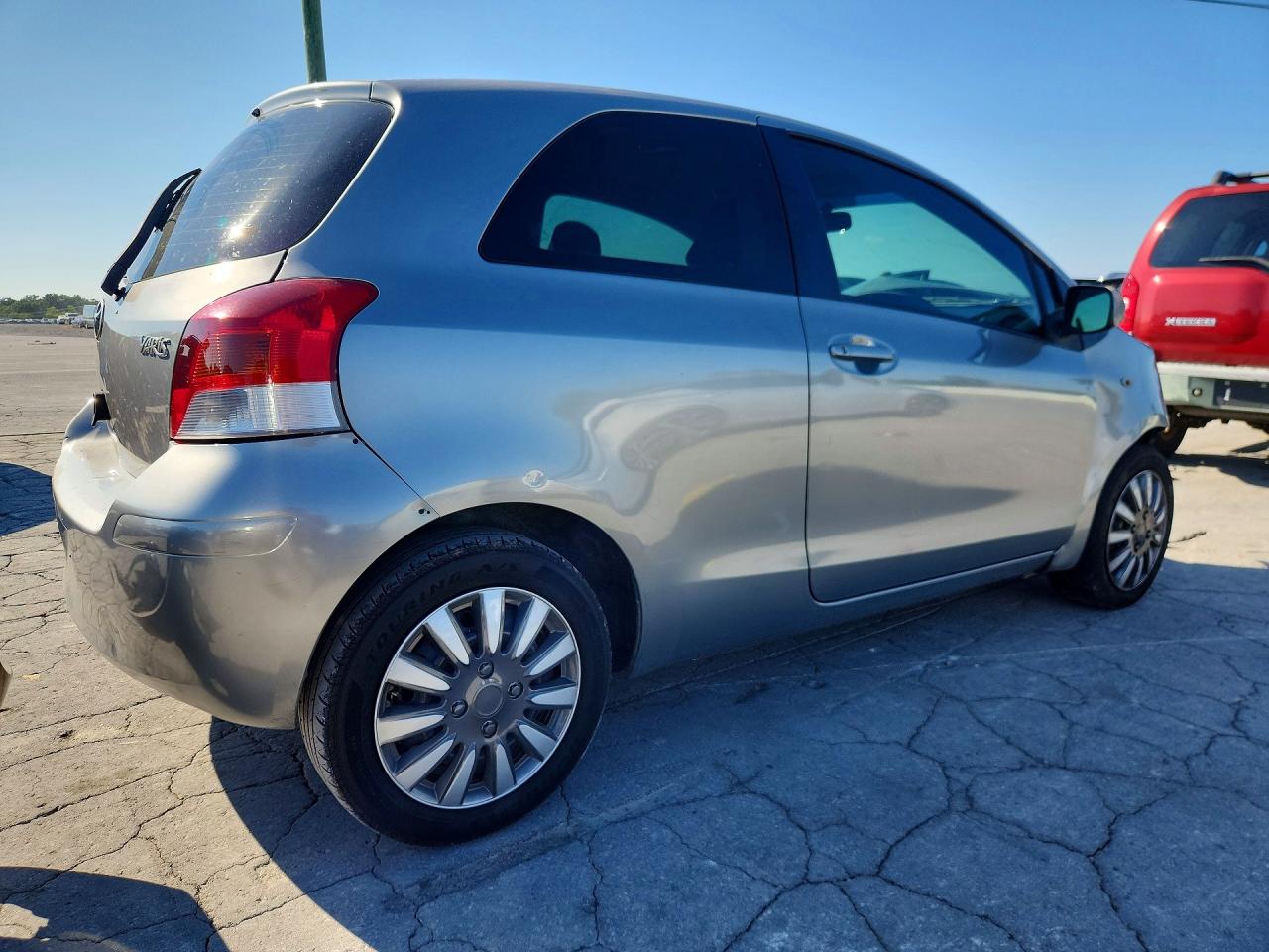 2010 Toyota Yaris Base Серебряный vin: JTDJT4K31A5285239