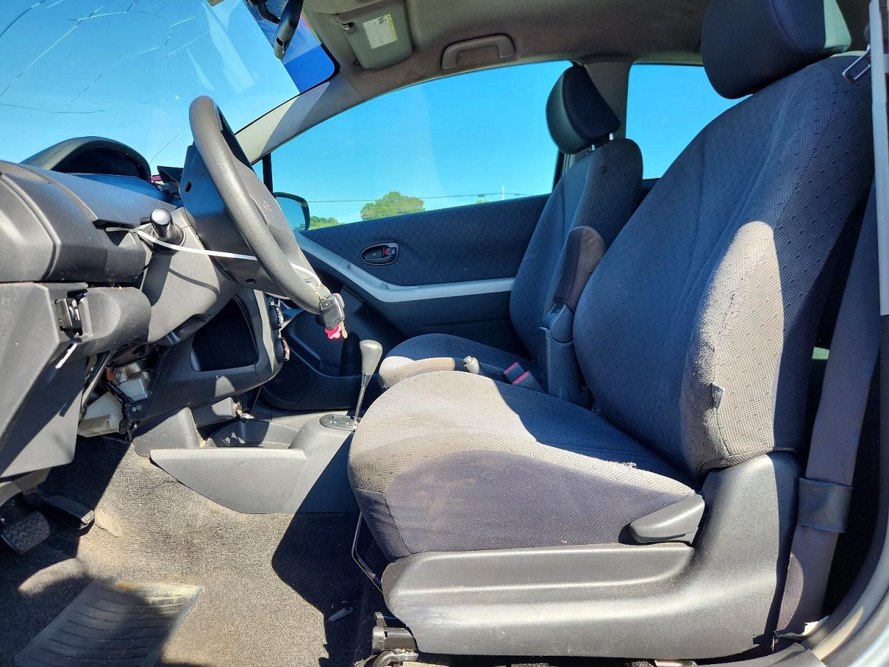 2010 Toyota Yaris Base Серебряный vin: JTDJT4K31A5285239