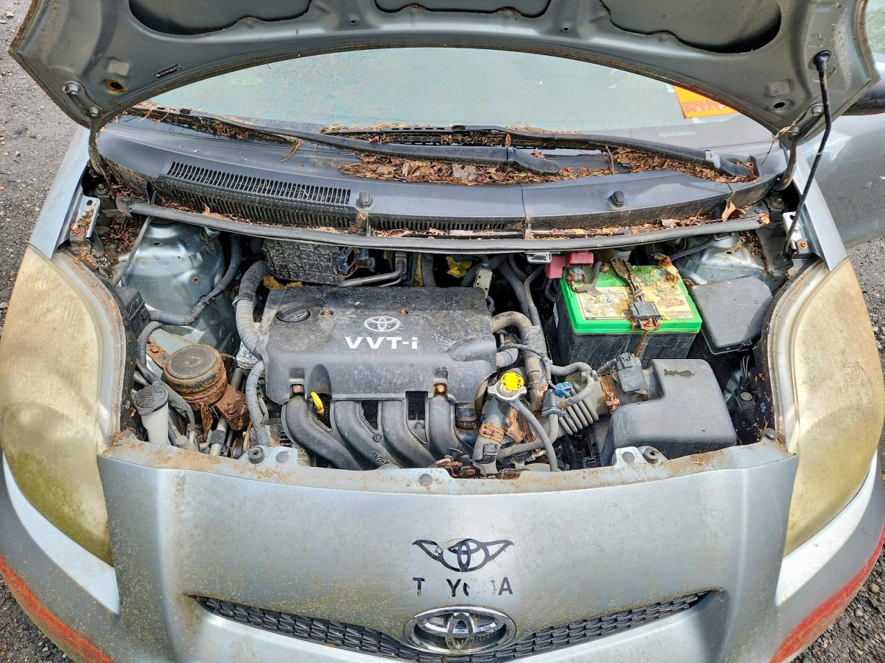 2010 Toyota Yaris Base Silver vin: JTDJT4K32A5299778