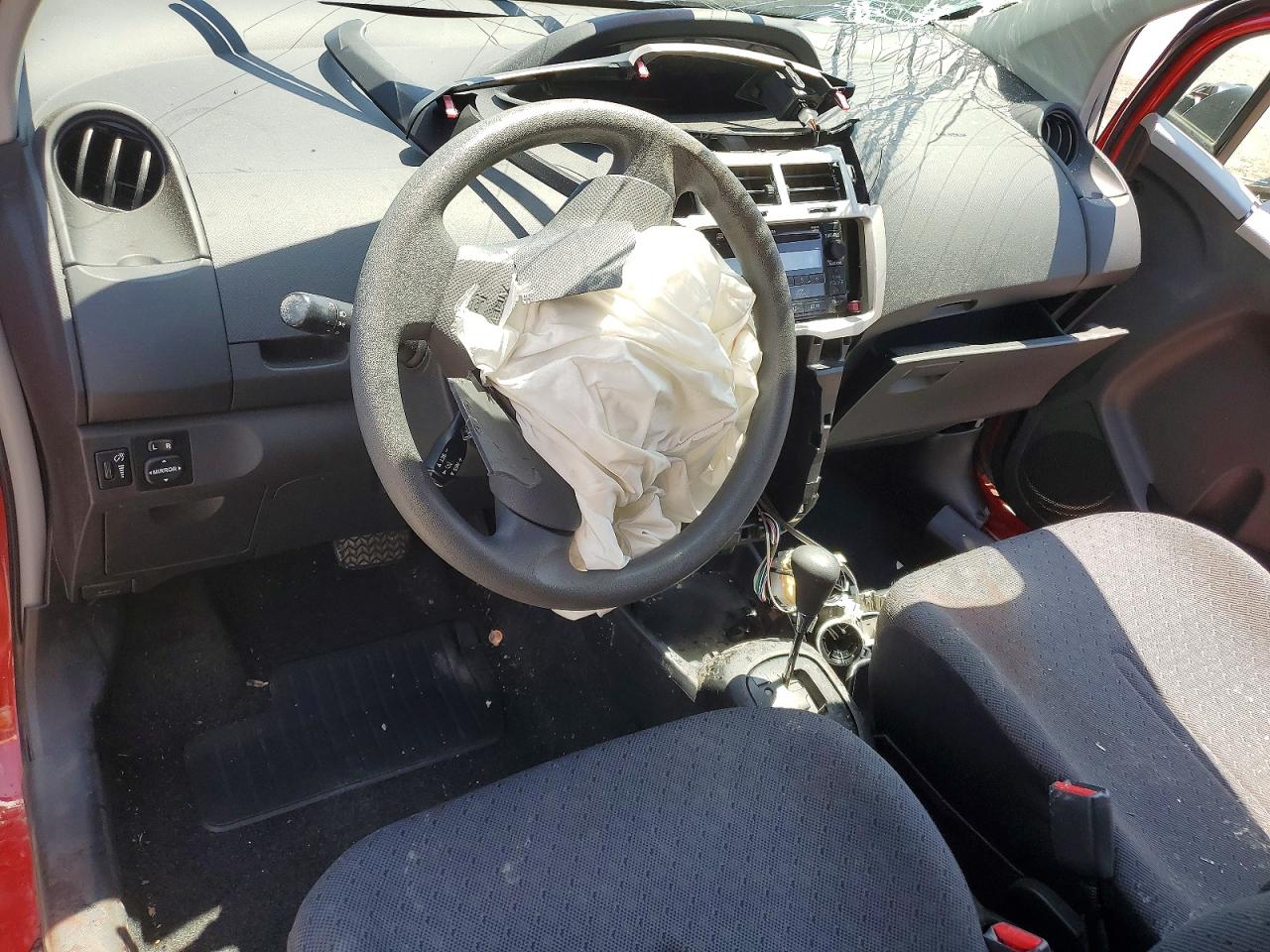 2010 Toyota Yaris Base Красный vin: JTDJT4K33A5283671