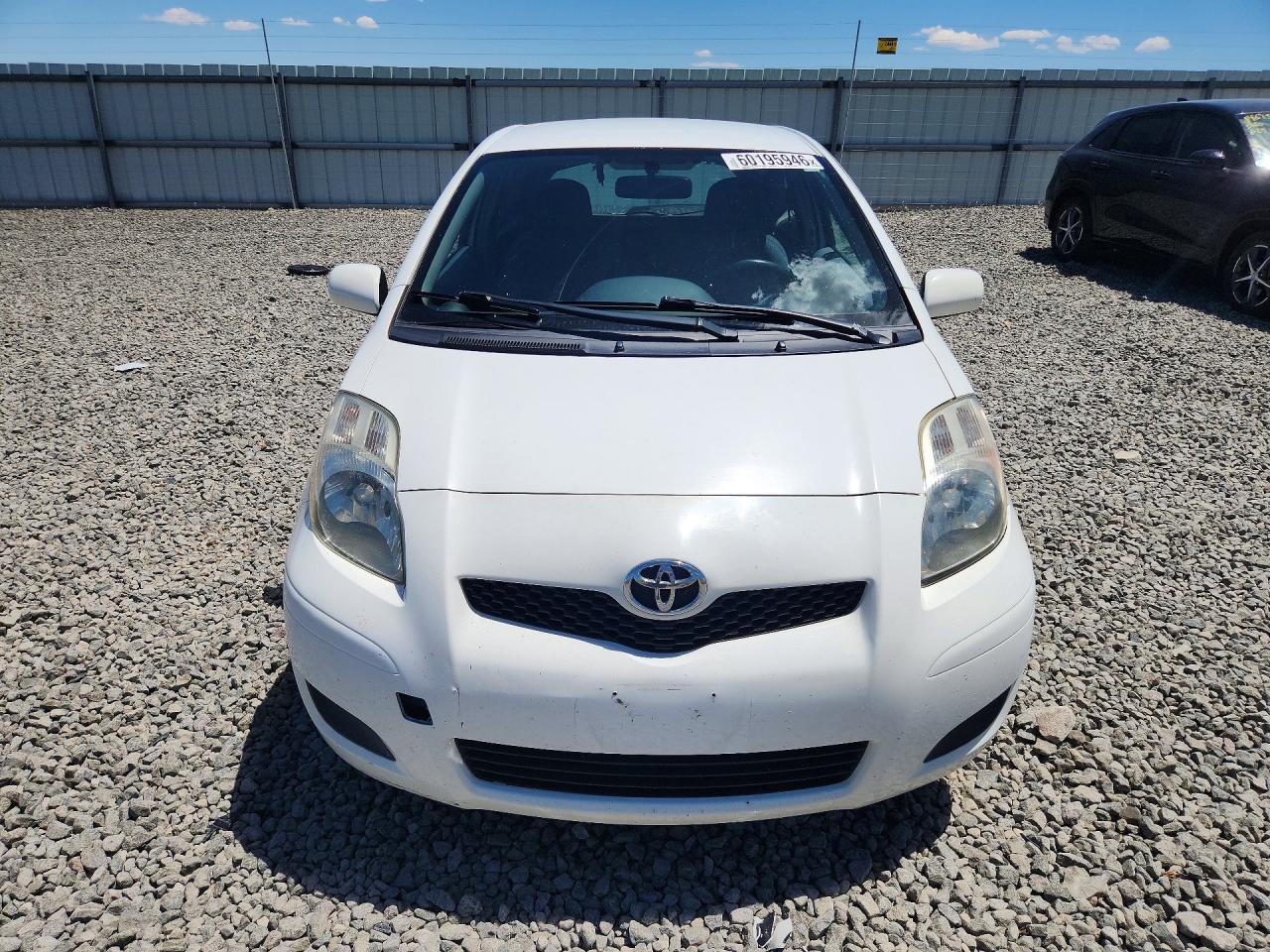 2010 Toyota Yaris Base Белый vin: JTDJT4K33A5319620