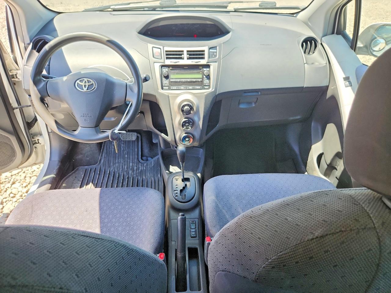 2010 Toyota Yaris Base Белый vin: JTDJT4K33A5319620