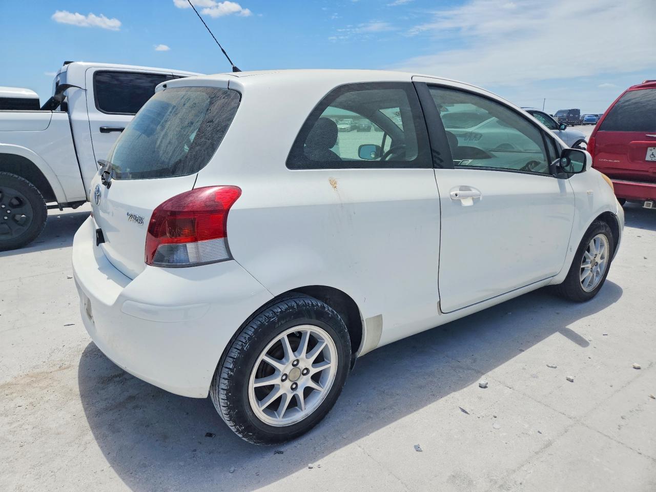 2010 Toyota Yaris Base White vin: JTDJT4K34A5322574