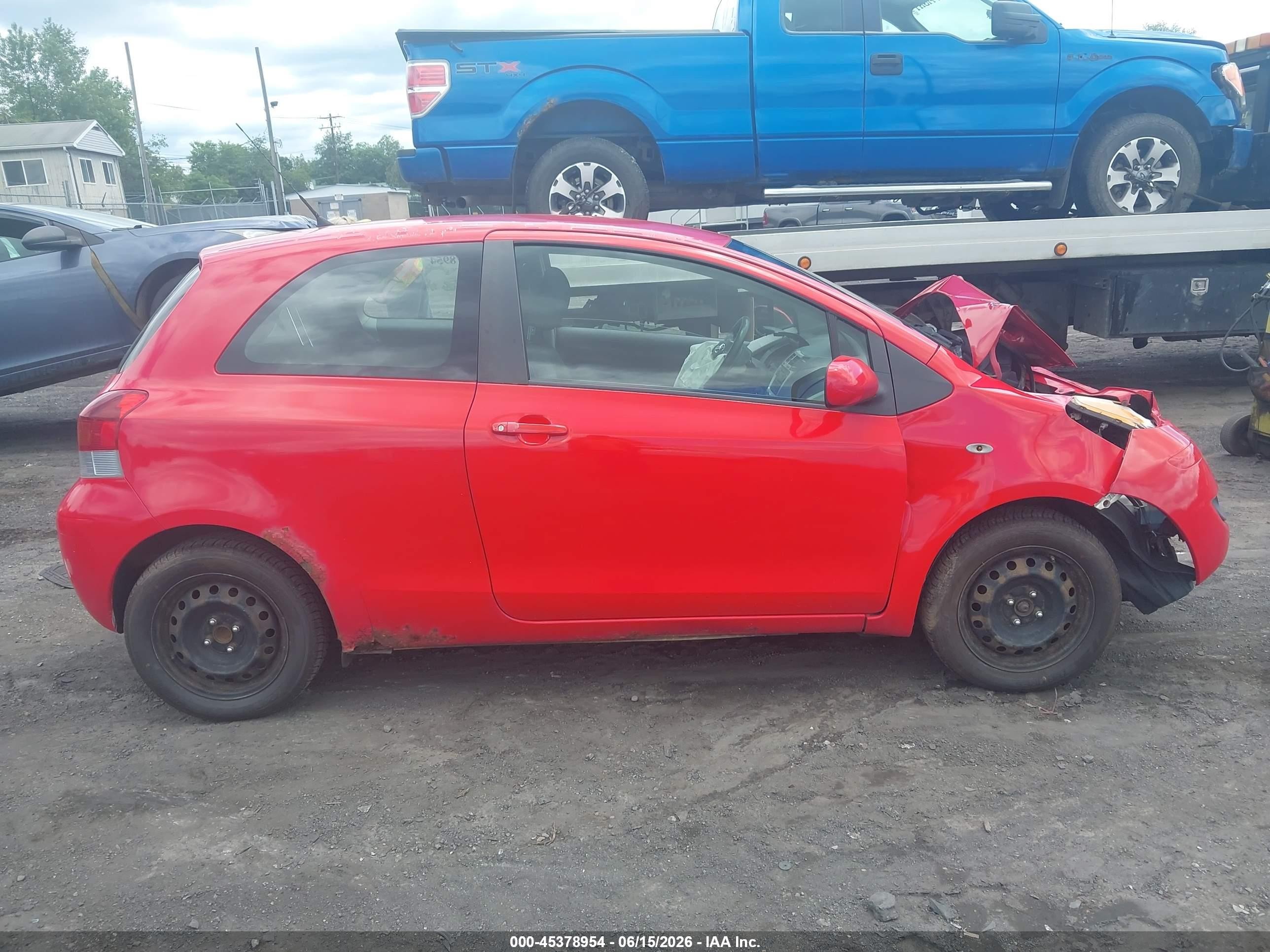2010 Toyota Yaris   Red vin: JTDJT4K35A5299287