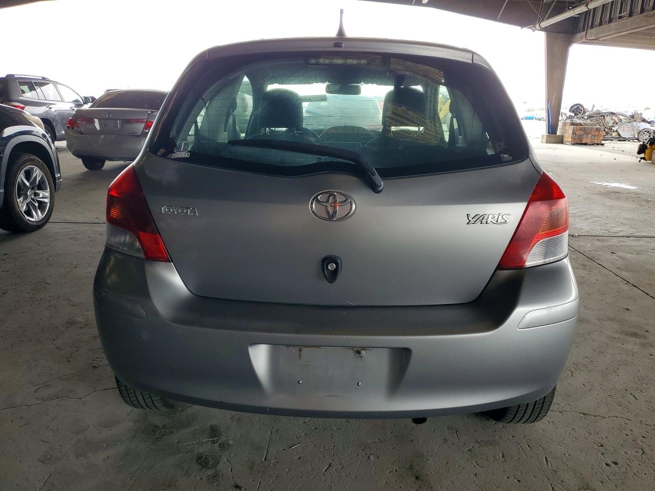 2011 Toyota Yaris Base Silver vin: JTDJT4K36B5337014