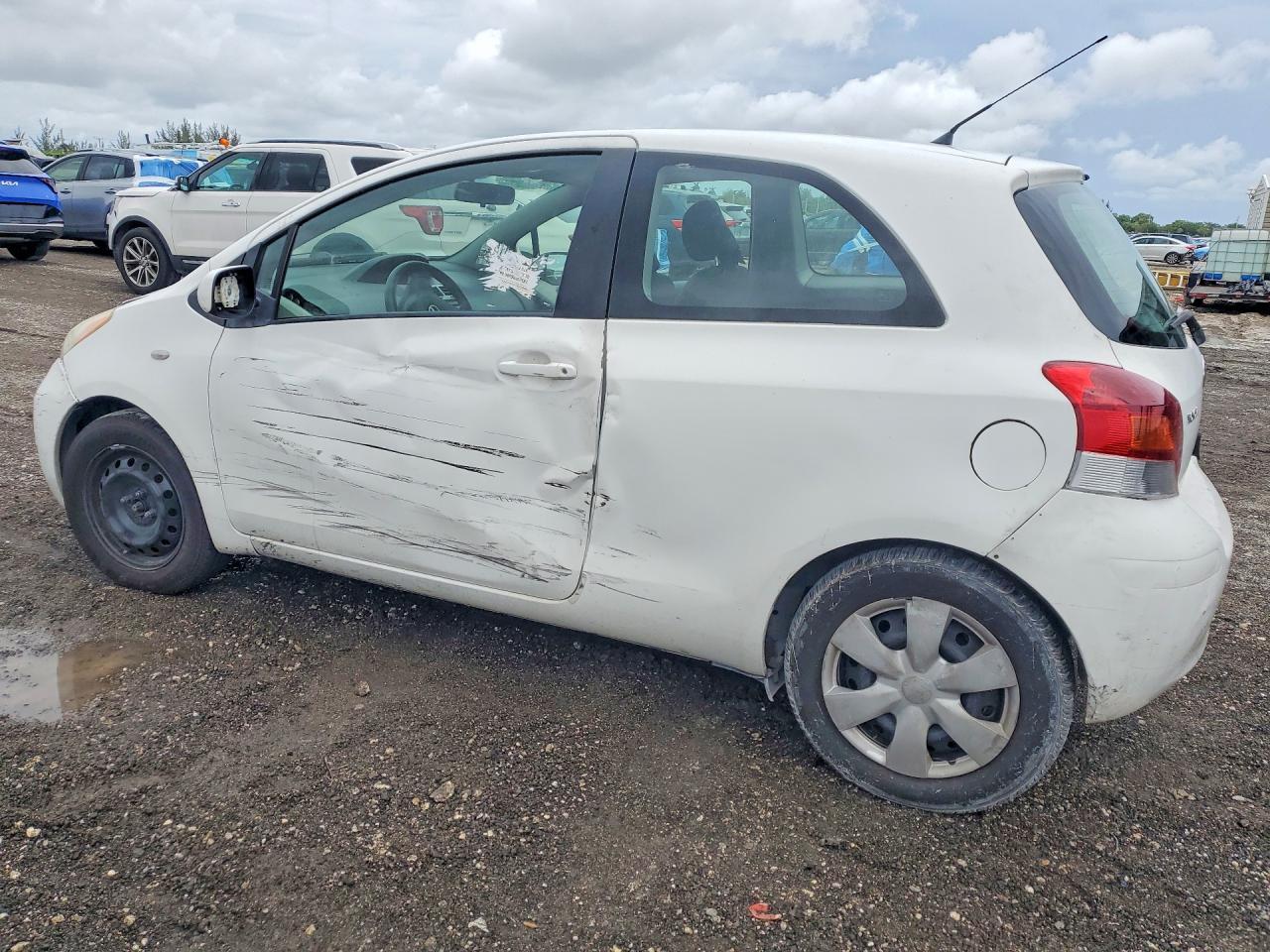 2011 Toyota Yaris Base Белый vin: JTDJT4K37B5334994