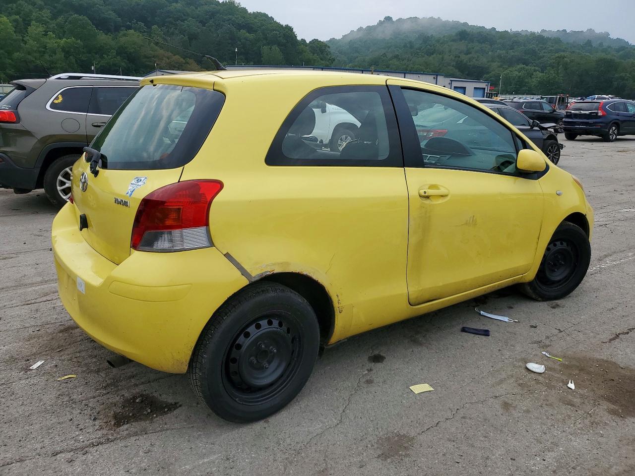 2010 Toyota Yaris Base Yellow vin: JTDJT4K38A5295993