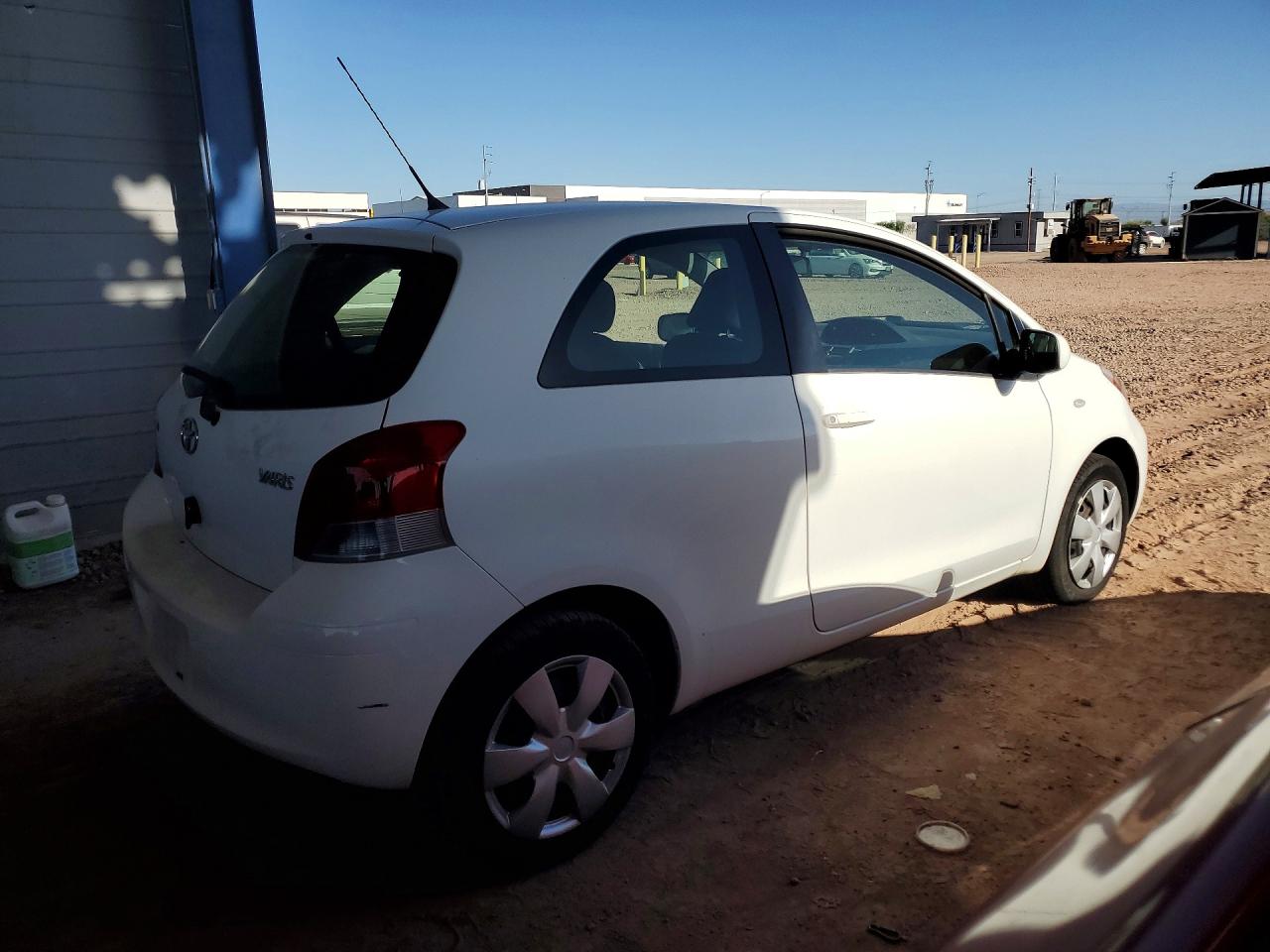 2011 Toyota Yaris Base White vin: JTDJT4K39B5341137