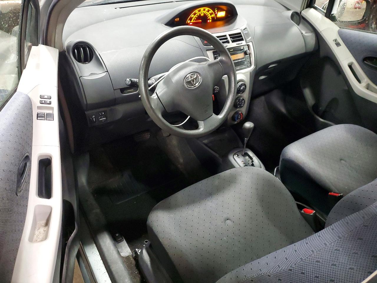 2009 Toyota Yaris Base Silver vin: JTDJT903095255984